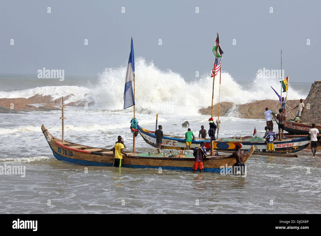 Les pêcheurs prêts à lancer leurs bateaux dans la mer Banque D'Images