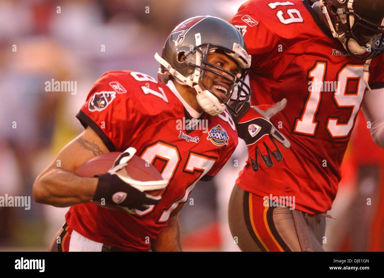 Jan 26, 2003 - San Diego, Californie, USA - Bucs WR KEENAN MCCARDELL après son premier TD de captures de Super Bowl XXXVII entre les Oakland Raiders et les Tampa Bay Buccaneers, chez Qualcomm Stadium. (Crédit Image : © Hector Amezcua/Sacramento Bee/ZUMA Press) RESTRICTIONS : USA DROITS tabloïds OUT ! Banque D'Images