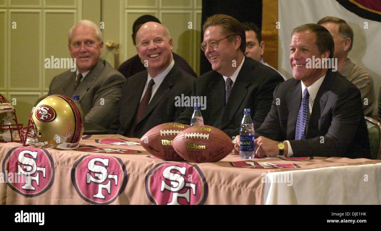 12 févr. 2003 - San Francisco, Californie, USA - BILL WALSH, l'inventeur de la côte ouest de l'infraction, a été l'un des plus grands entraîneurs de football de tous les temps. Walsh, guidé les San Francisco 49ers à trois championnats et six titres de la division Ouest NFC dans ses 10 ans comme entraîneur-chef, est décédé à l'âge de 75 ans, après une longue bataille contre la leucémie. Sur la photo : San Francisco quarante neuf bra Banque D'Images