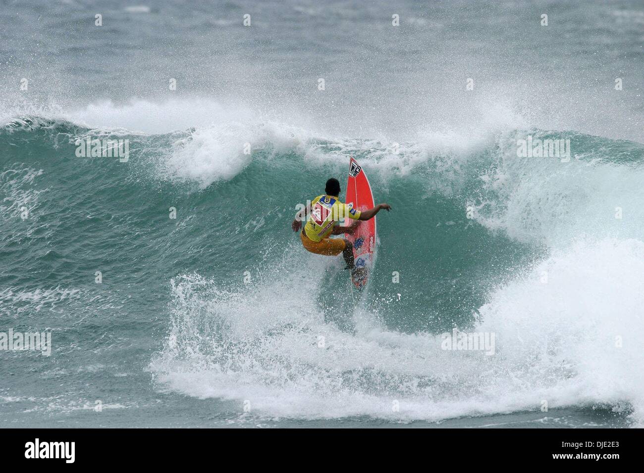 Mar 05, 2004 ; Snapper Rocks, Queensland, Australie ; Association des professionnels de surf (ASP) World Championship Tour (WCT). Brazilian PETERSON ROSA posté le deuxième plus haut score de la chaleur de la journée (17,30 sur un maximum de 20 points) en trois rondes du Quiksilver Pro à Rainbow Bay. Rosa défait Australian Daniel Wills à l'avance à la quatrième ronde. Dean Morrison australienne est la d Banque D'Images