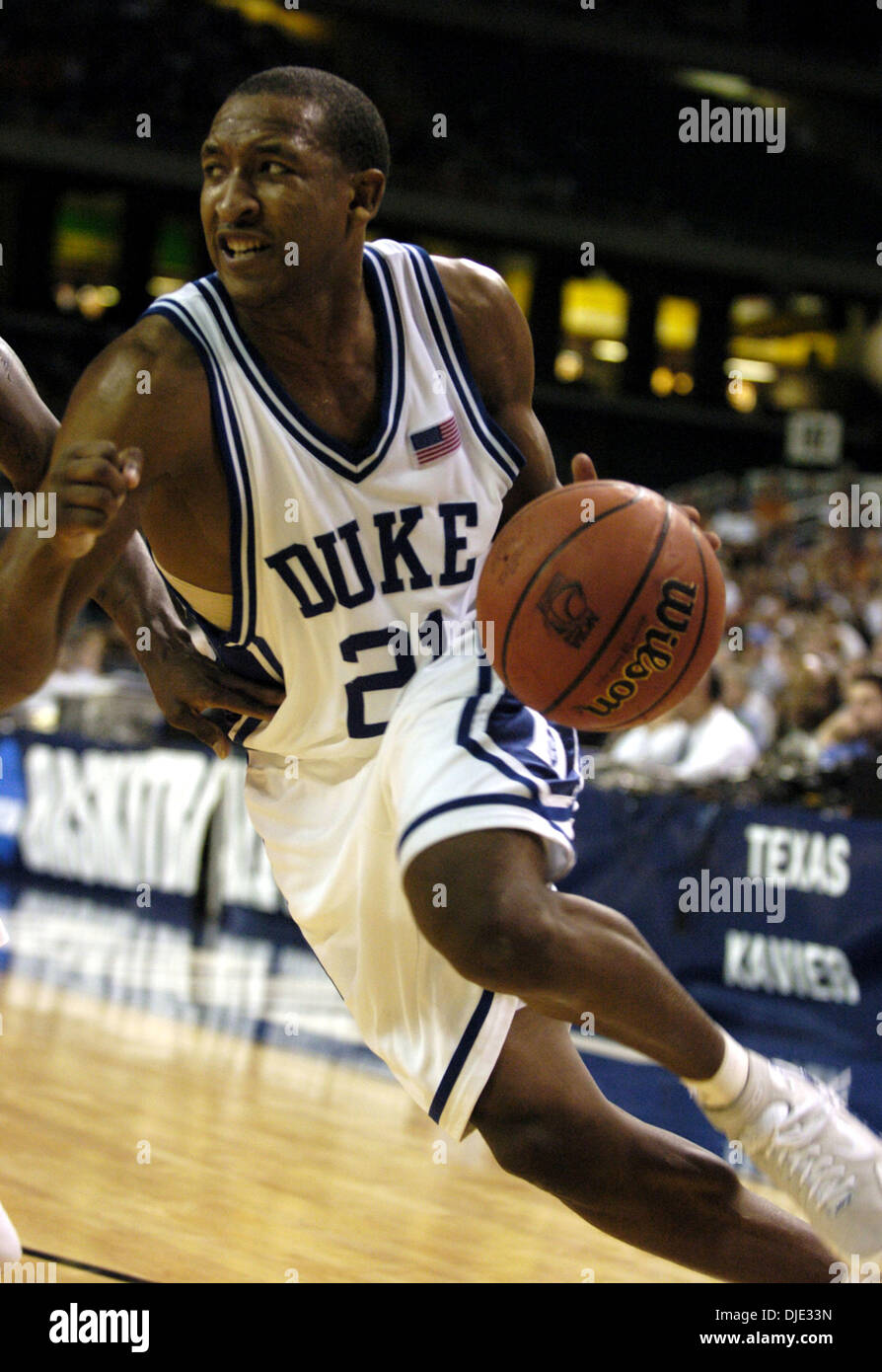 Mar 26, 2004 ; Atlanta, GA, USA ; Duc CHRIS DUHON garde lecteurs au panier contre l'Illinois au cours du premier semestre Le vendredi 26 mars 2004 au Georgia Dome. Banque D'Images