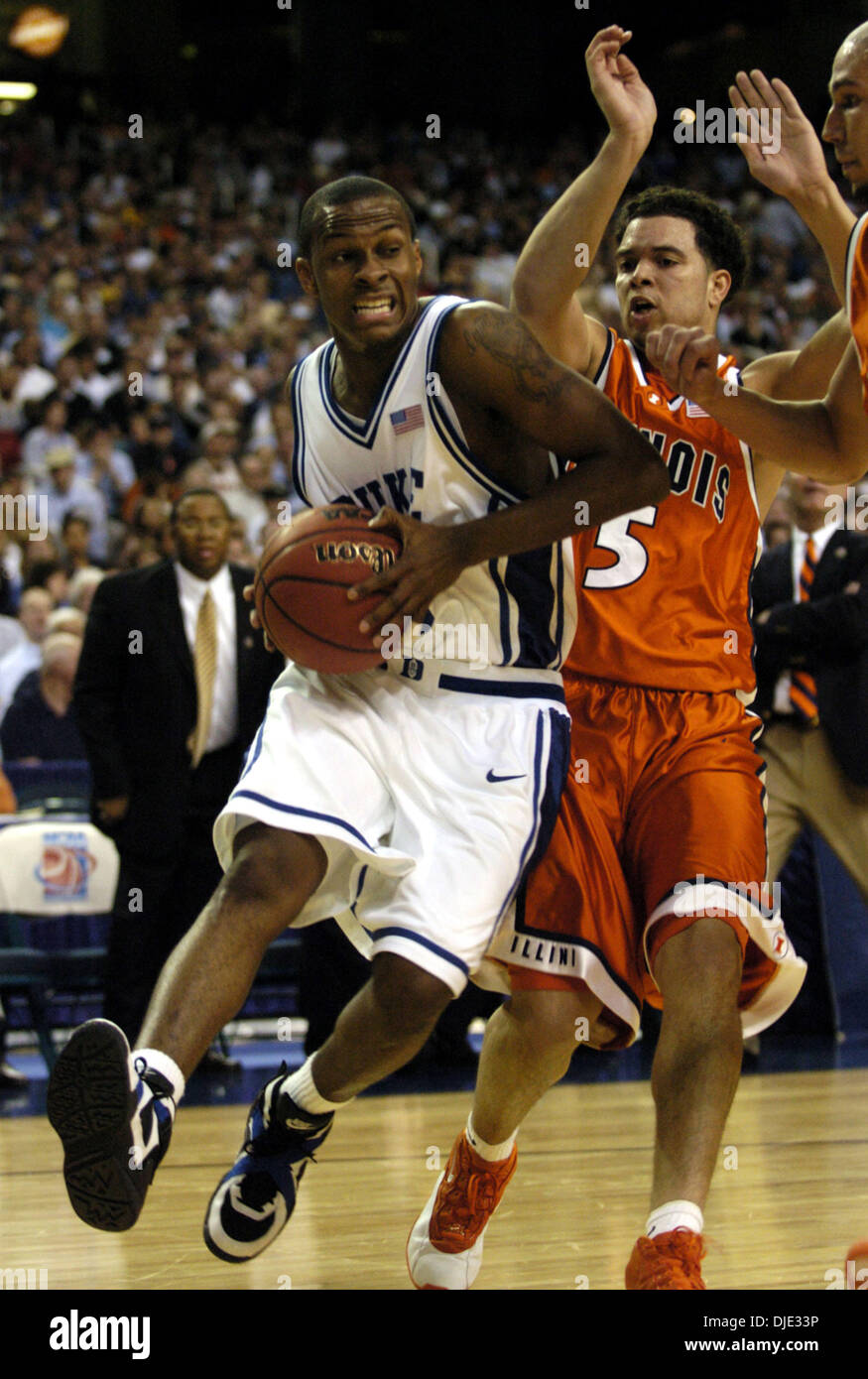 Mar 26, 2004 ; Atlanta, GA, USA ; Duke's DANIEL EWING (5) entraîne les joueurs de l'Illinois passées au premier semestre Le vendredi 26 mars 2004 au Georgia Dome. Banque D'Images