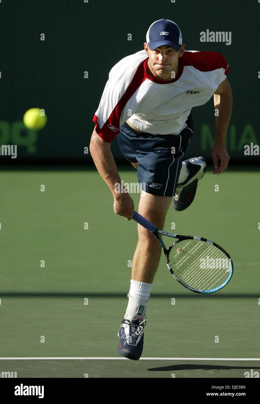 Mar 27, 2004 ; Key Biscayne, en Floride, USA ; Andy Roddick sert pendant son match contre Karol Beck. Roddick a frappé jusqu'à 147 mph. sert Roddick défait Karol Beck 6-2, 6-4. Banque D'Images