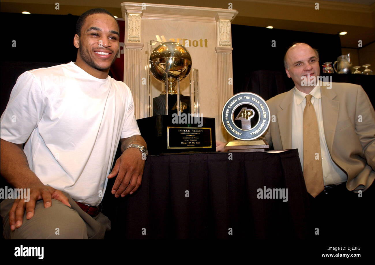 Apr 02, 2004 ; San Antonio, TX, USA ; JAMEER NELSON (L) et son entraîneur PHIL MARTELLI, tous deux de Saint Joseph's University, sont les gagnants de l'AP College Player et entraîneur de l'année, respectivement, le vendredi 2 avril 2004. Banque D'Images