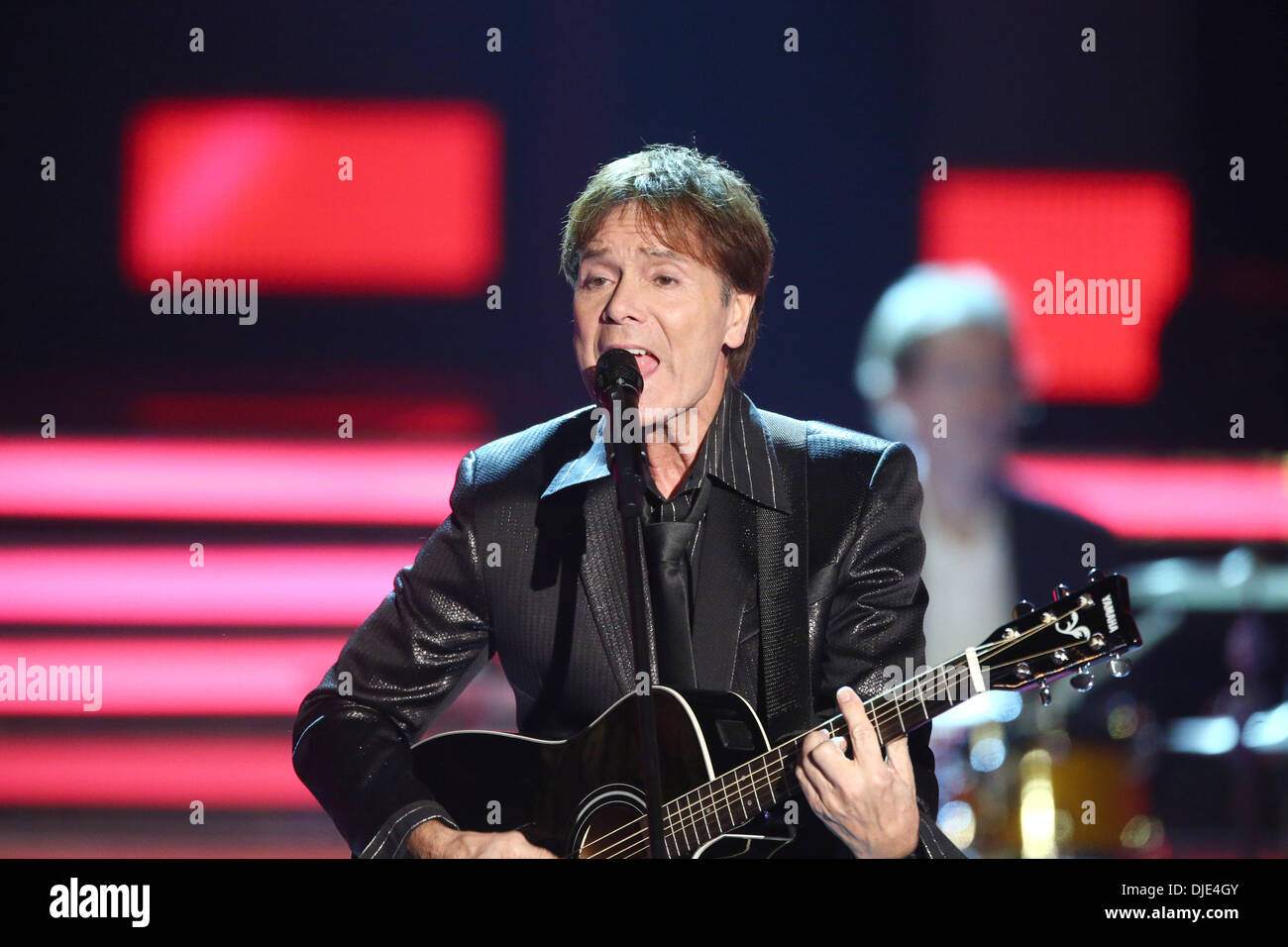 Braunschweig, Allemagne. 23 nov., 2013. Sir Cliff Richard effectue au cours de la ZDF show 'Willkommen bei Carmen Nebel" (Bienvenue chez Carmen Nebel) à la Volkswagenhalle à Braunschweig, Allemagne, 23 novembre 2013. Photo : afp/Schackow Bodo - AUCUN FIL SERVICE / KEIN BILDFUNK -/dpa/Alamy Live News Banque D'Images