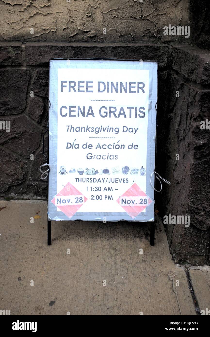 Inscrivez-vous gratuitement pour le dîner de Thanksgiving à l'extérieur du Nouveau-Brunswick, NJ Church. L'un des nombreux endroits servant gratuitement un dîner de Thanksgiving demain pour ceux qui en ont besoin. Cena Gratis - jour de Thanksgiving Banque D'Images