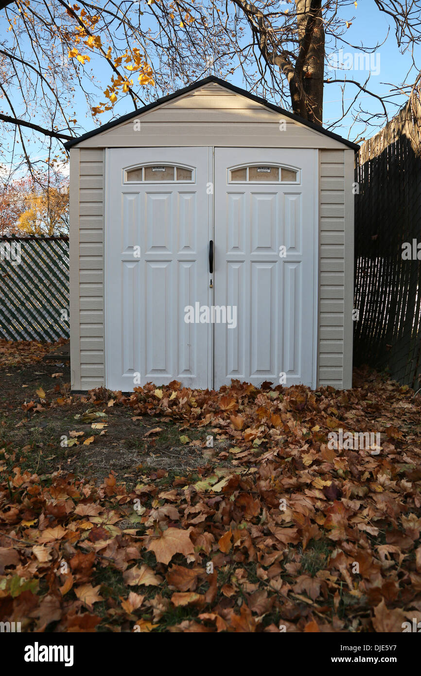 L'hangar de stockage à l'arrière-cour avec des feuilles sur le terrain pris à l'automne Banque D'Images