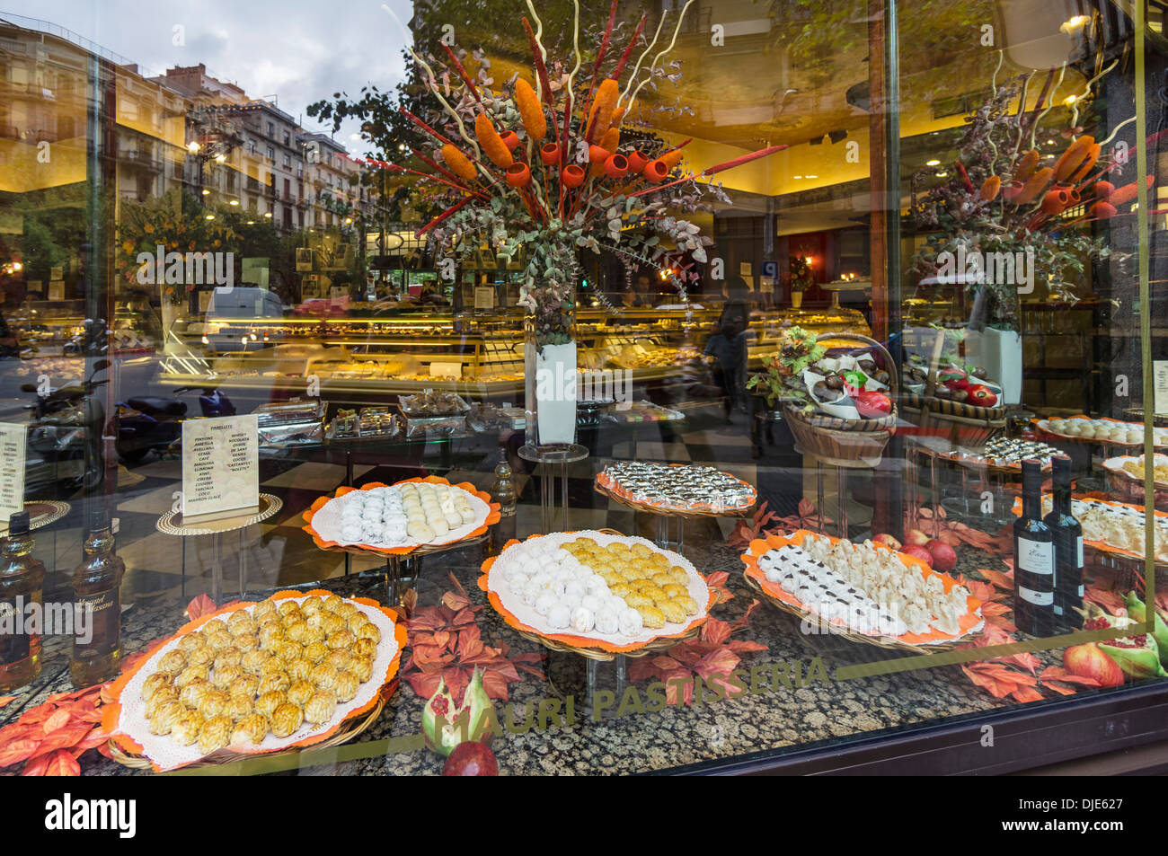 Pastisseria Mauri, célèbre pâtisserie depuis 1929, vitrine, Barcelone, Espagne Banque D'Images
