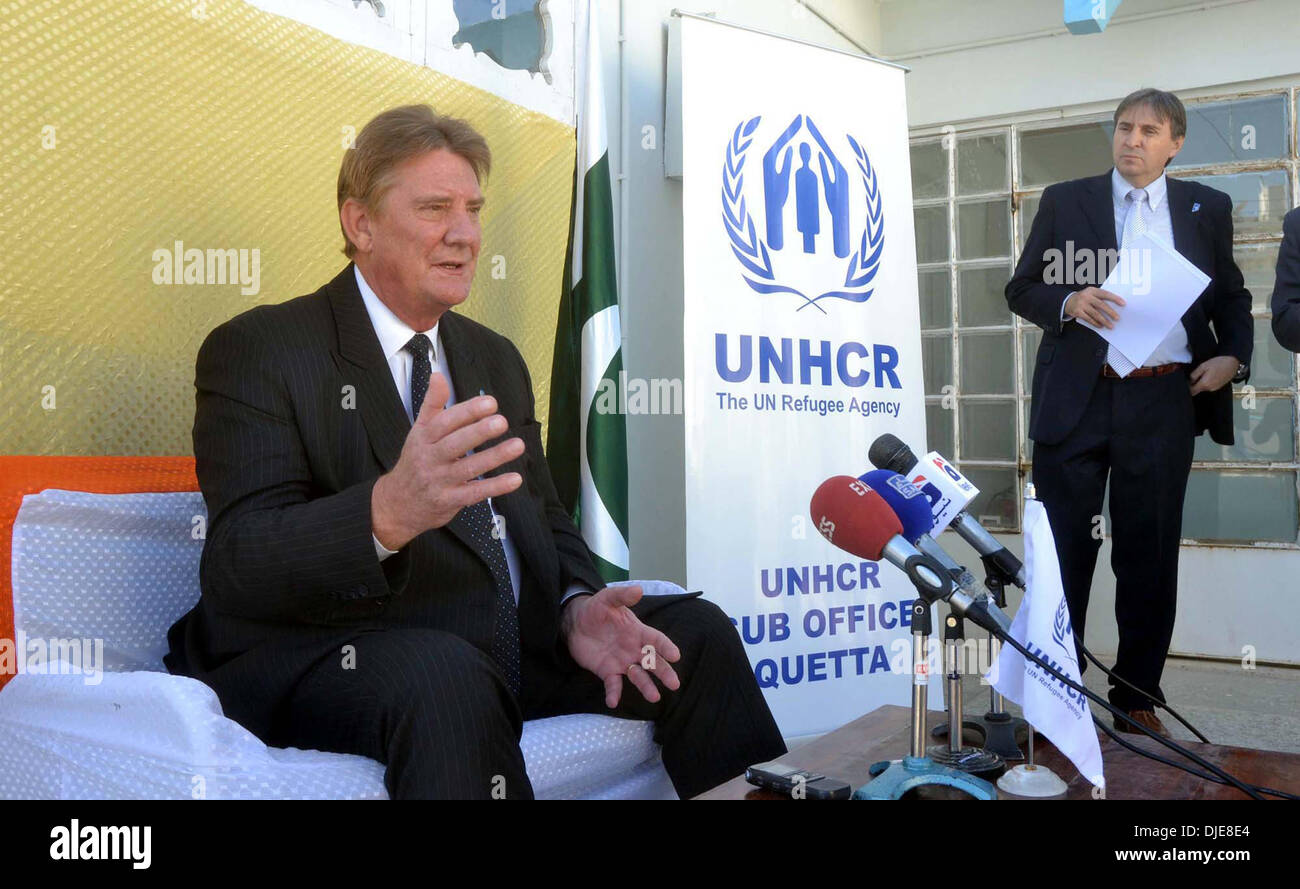 Haut Commissaire des Nations Unies pour les réfugiés (HCR) Pays Chef Neill Wright adresses aux personnes des médias au cours de conférence de presse à l'occasion de l'inauguration du HCR Office Building, à Quetta le mercredi, Novembre 27, 2013. Banque D'Images