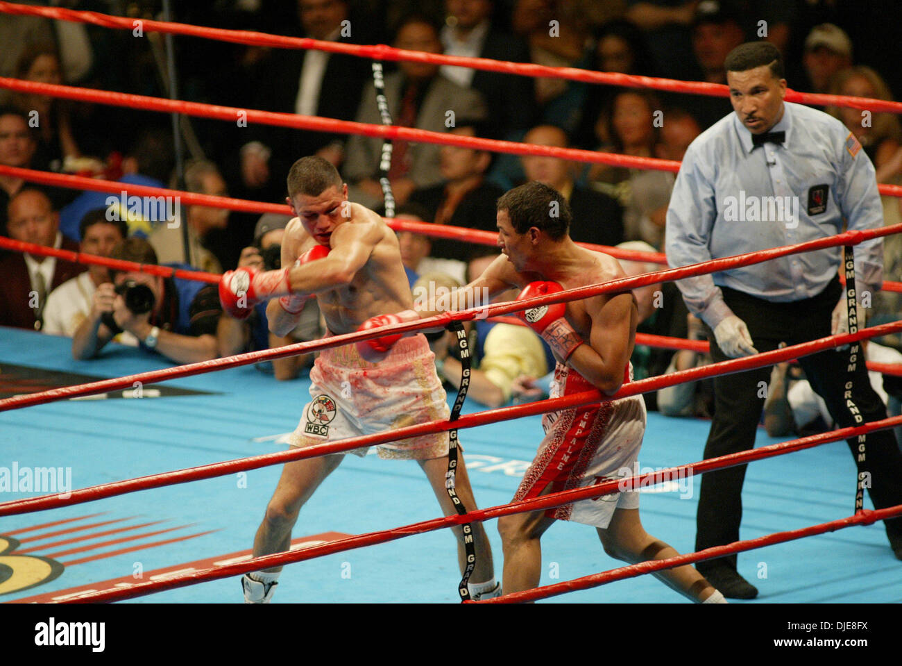 Juin 05, 2004, à Las Vegas, NV, USA ; JOSE CASTILLO remporte le titre vacant WBC contre JUAN LAZANO léger au MGM Grand Garden de Las Vegas. Banque D'Images