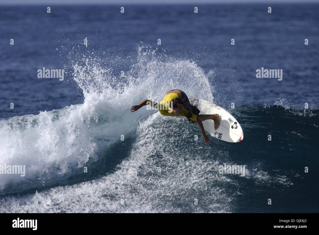Jun 08, 2004 ; Lohifushi, Maldives ; Surfer DANE REYNOLDS réduit l'un à l'O'Neill Deep Blue Open est un premier six étoiles WQS avec 25 000 $ en prix à gagner. Banque D'Images