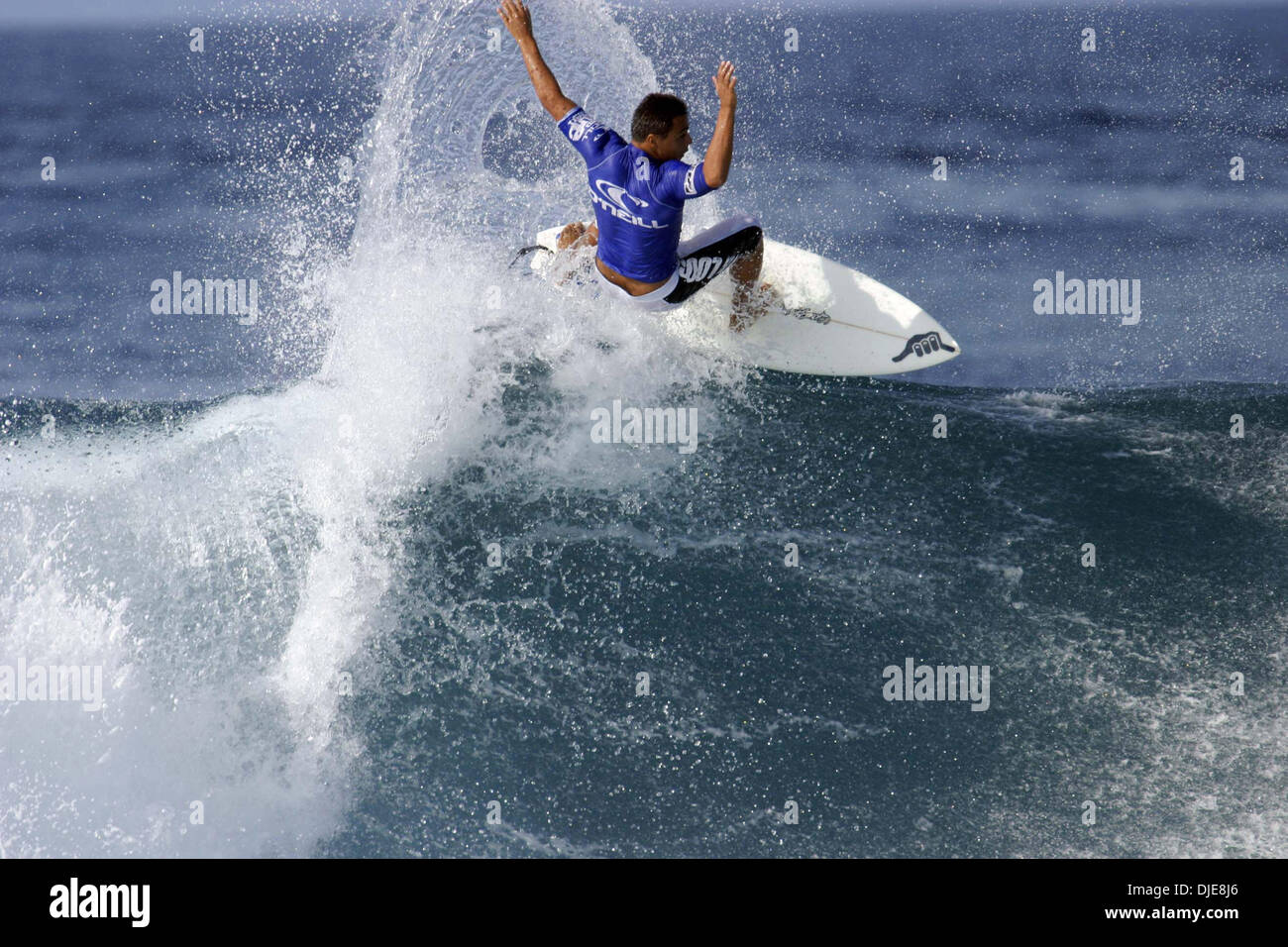 Jun 08, 2004 ; Lohifushi, Maldives ; Surfer RENAN ROCHA réduit l'un à l'O'Neill Deep Blue Open est un premier six étoiles WQS avec 25 000 $ en prix à gagner. Banque D'Images