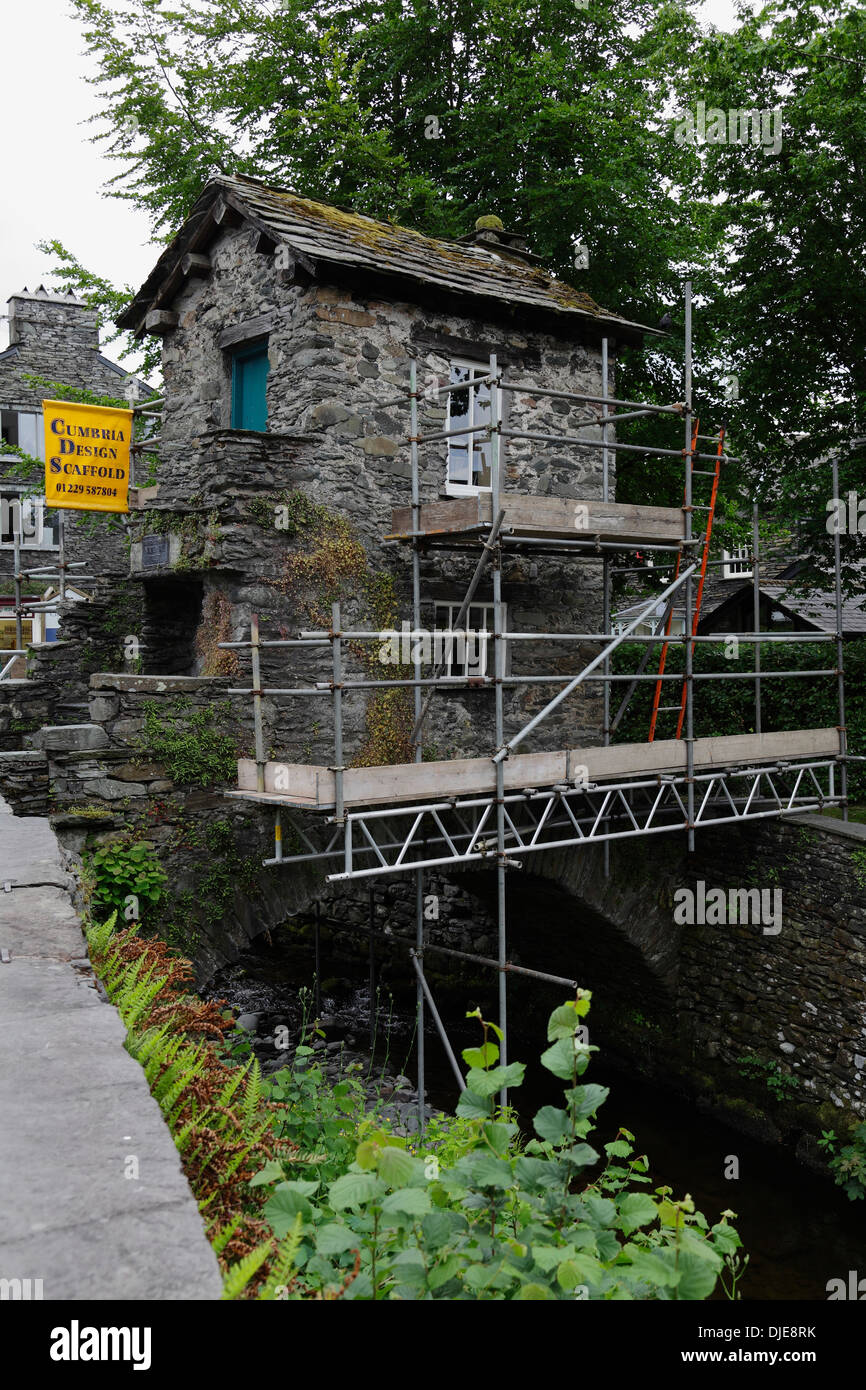 Érigé à l'échafaudage Bridge House au National Trust à Ambleside dans le Lake District, Cumbria, England, UK Banque D'Images