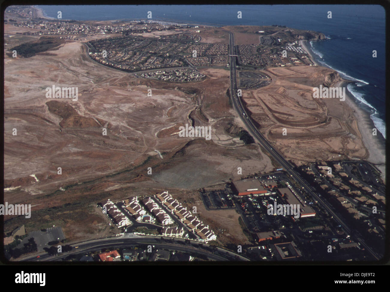 Une vue aérienne du développement des terres stoppé entre Laguna Beach et San Clemente, mettant en valeur les constructions inachevées. Banque D'Images