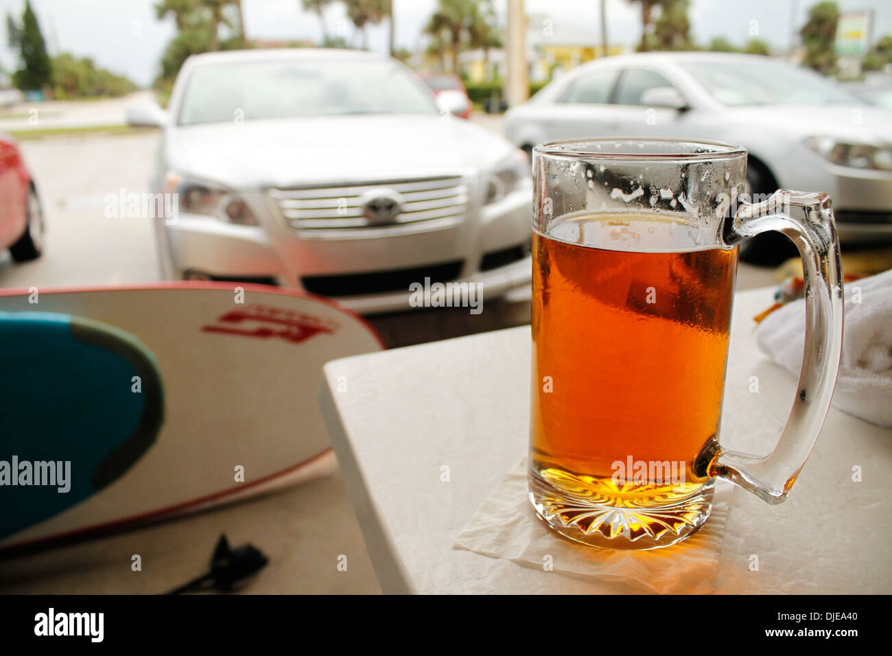 Chope de bière au bar en Floride Banque D'Images