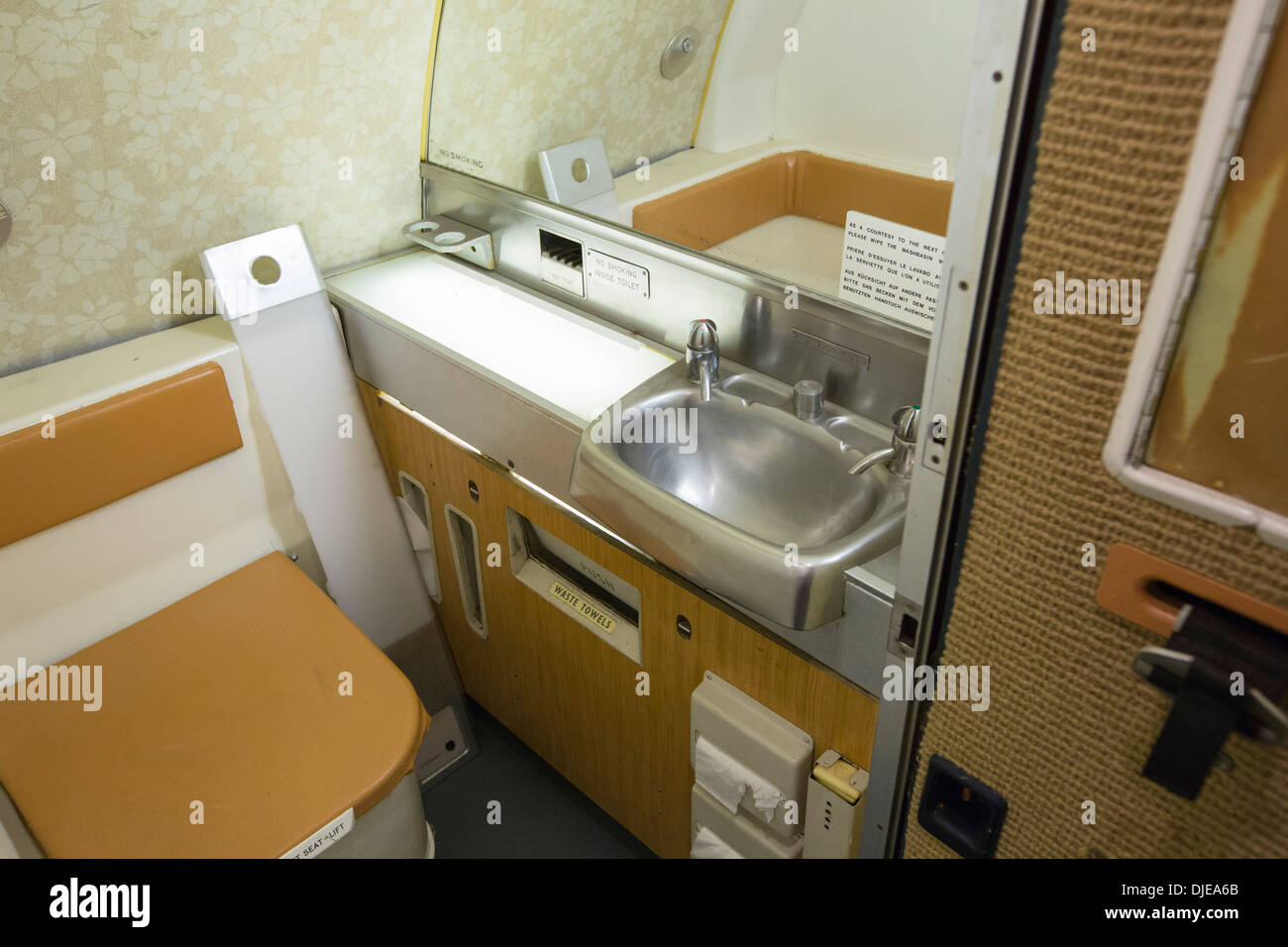 La cabine des toilettes sur un vieux Trident jet à l'aéroport de Manchester, Royaume-Uni. Banque D'Images