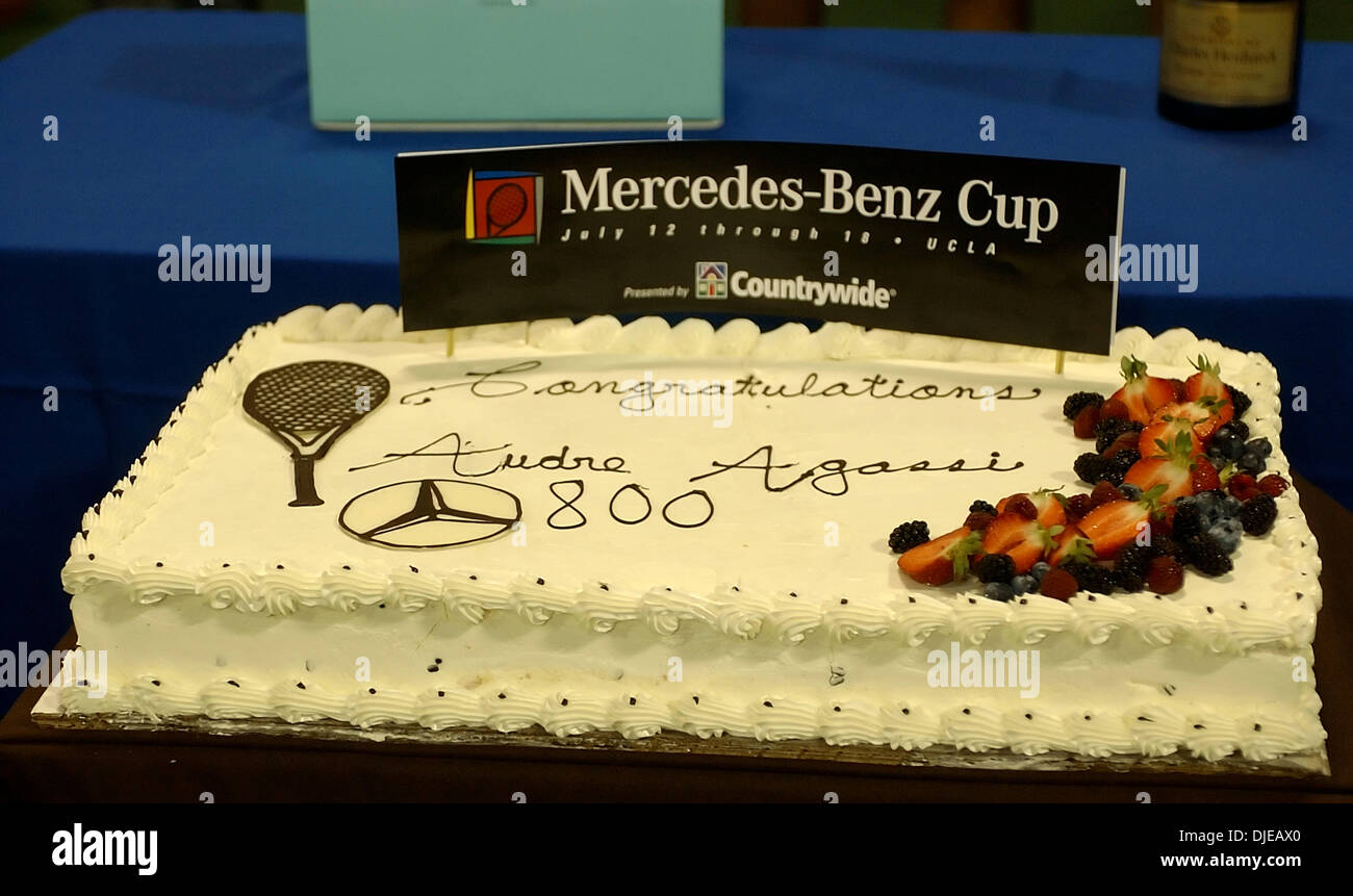 Jul 13, 2004 ; Los Angeles, CA, USA ; Alex Bogomlov est défait par Andre Agassi, qui célèbre son 800e match de tennis professionnel au cours de la 78e assemblée annuelle de la Coupe Mercedes Benz. Banque D'Images