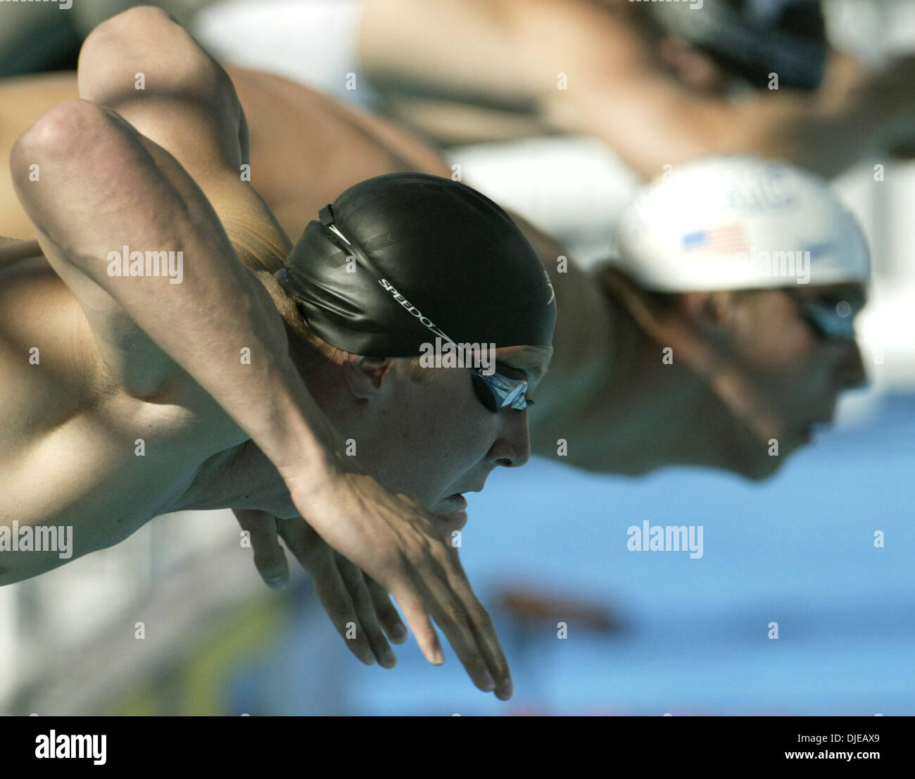 Jul 13, 2004 ; Long Beach, CA, USA ; (L-R) IAN Crocker de Longhorn Aquatics ET MICHAEL PHELPS en saut à la piscine pour le début de la mens 100 Papillon finale au procès de natation olympique des États-Unis à Long Beach. Crocker a nagé la course avec un nouveau record du monde de 50,76 secondes. Phelps a pris la deuxième place avec un temps de 51,15 secondes. Banque D'Images