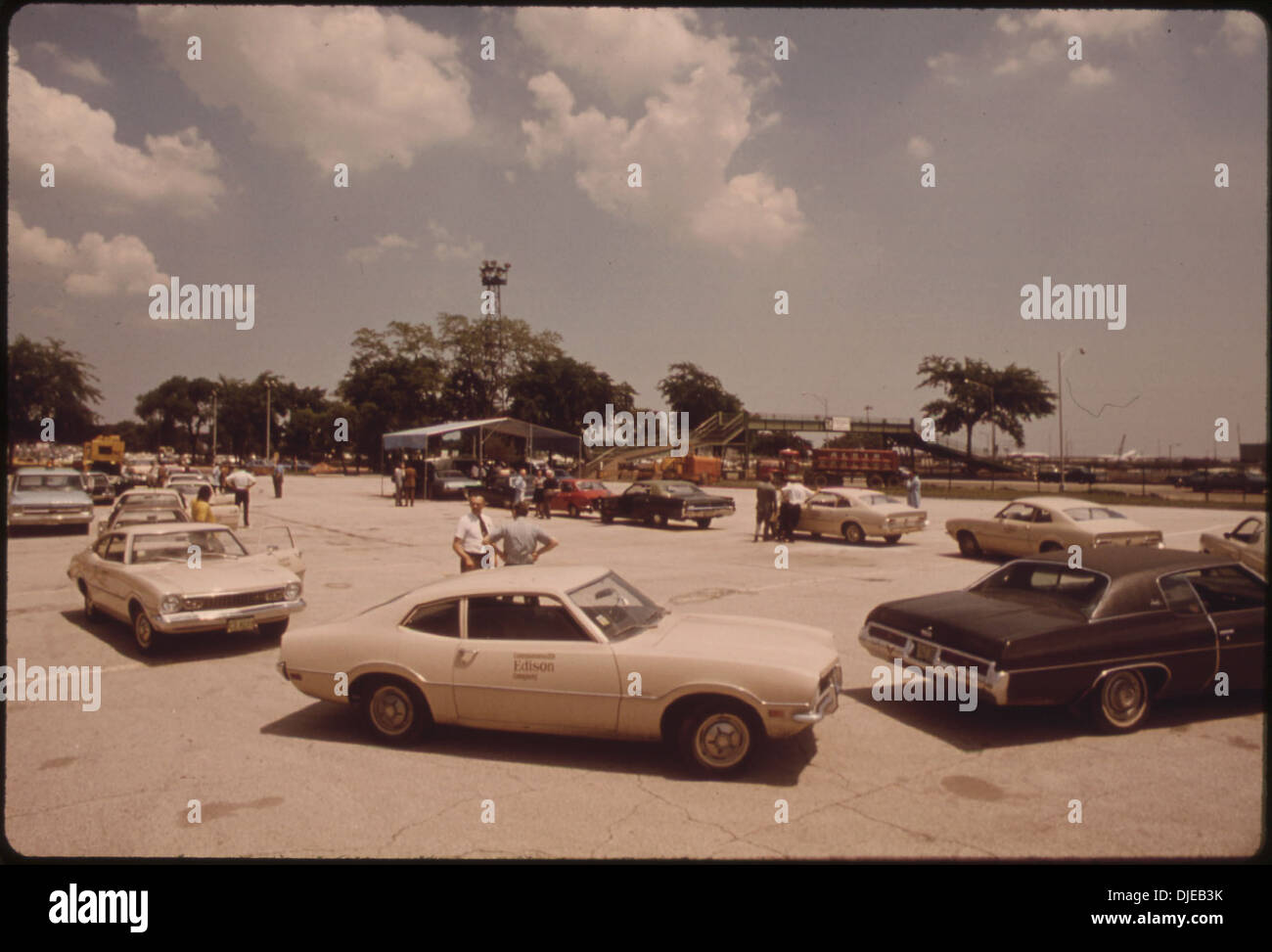 Les automobilistes À ATTENDRE EN LIGNE AU CHAMP DU SOLDAT, l'UN DES NEUF SITES D'ESSAIS DE LA POLLUTION AUTOMOBILE EFFECTUÉE GRATUITEMENT PAR LA VILLE DE [...] 556204 Banque D'Images