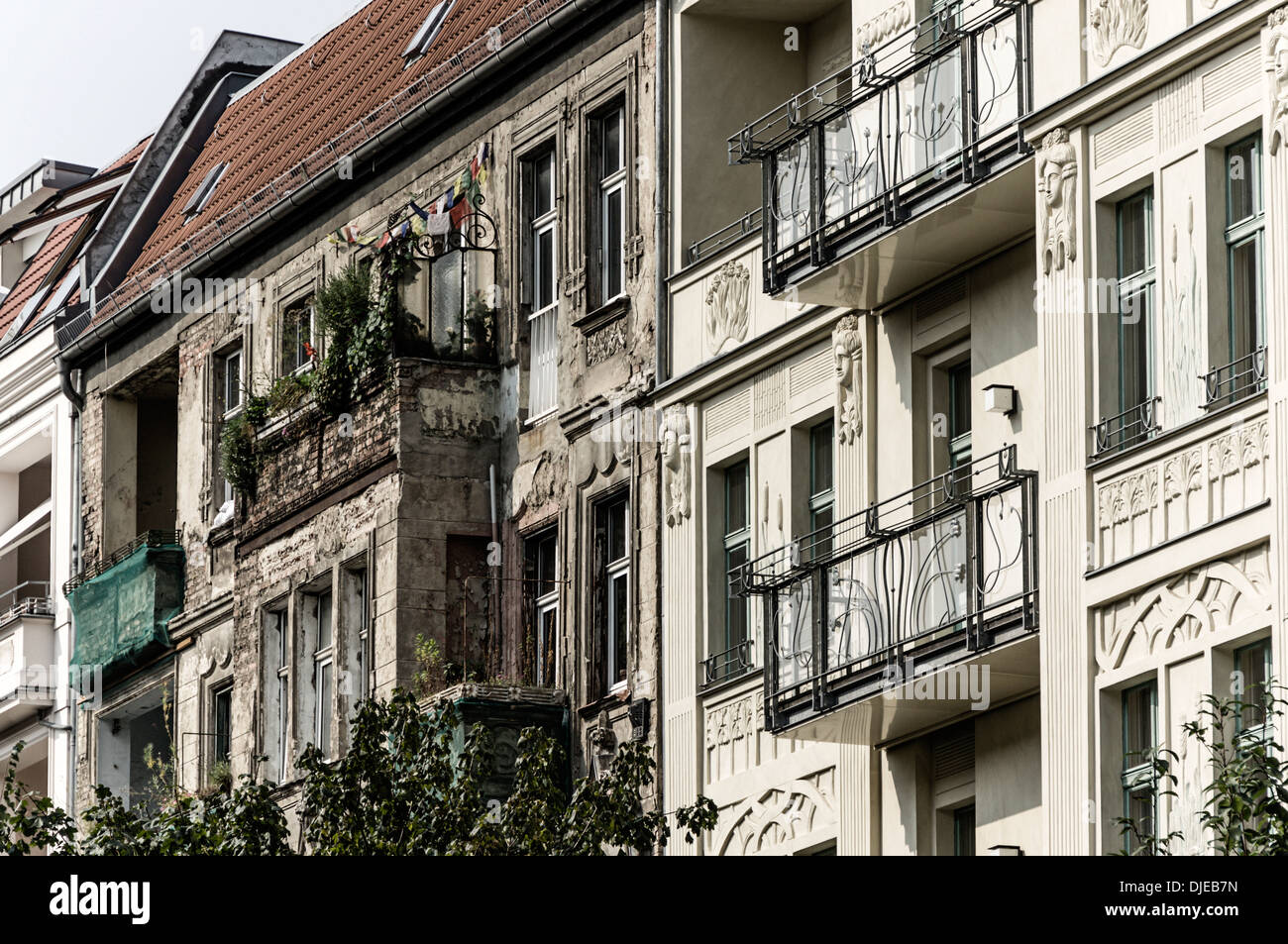 Maison restaurée en plus vieux bâtiment non réhabilitées à Prenzlauer Berg, Berlin, Allemagne Banque D'Images