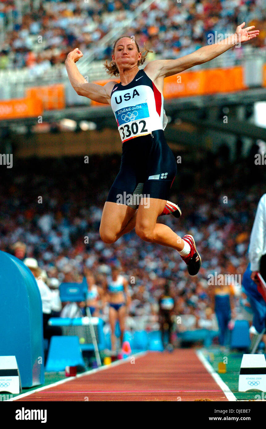 Aug 21, 2004 ; Athènes, Grèce ; athlète olympique américaine Tiffany Lott Hogan fait concurrence au saut en partie de l'heptathlon Banque D'Images