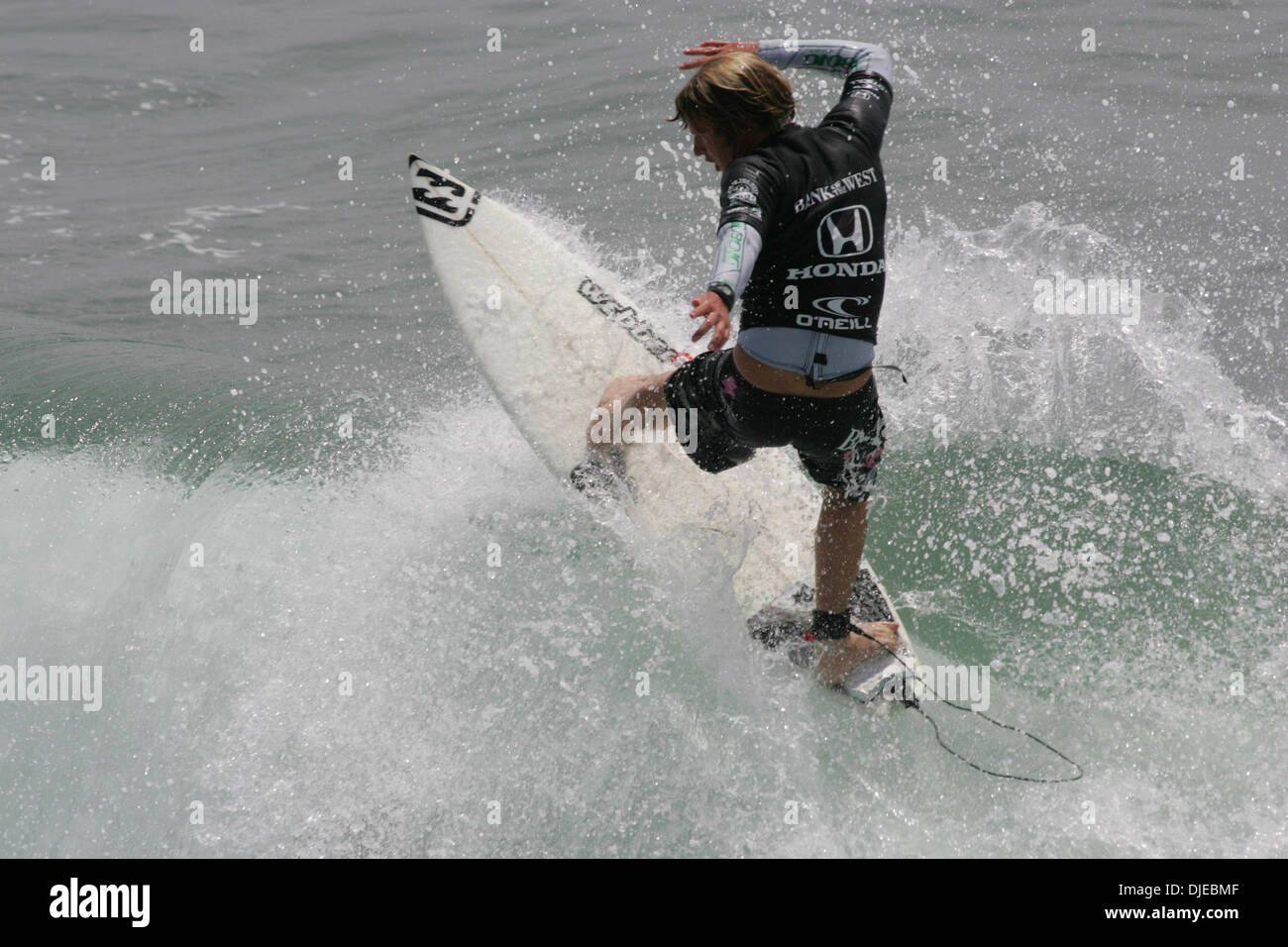 Aug 01, 2004 ; Huntington Beach, CA, USA ; surfeur australien TAJ BURROW attrape une vague avec style et gagne l'US Open 2004 Honda championnats de surf à Huntington Beach. Banque D'Images