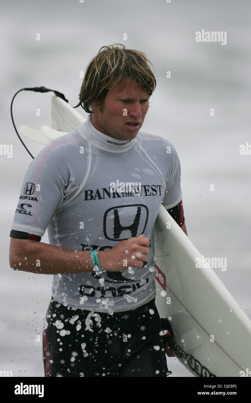 Aug 01, 2004 ; Huntington Beach, CA, USA ; AUS surfer TAJ BURROW après les quarts de finale à l'US Open 2004 Honda championnats de surf à Huntington Beach. Taj Burrow de l'Australie a gagné l'événement conseil court. Banque D'Images