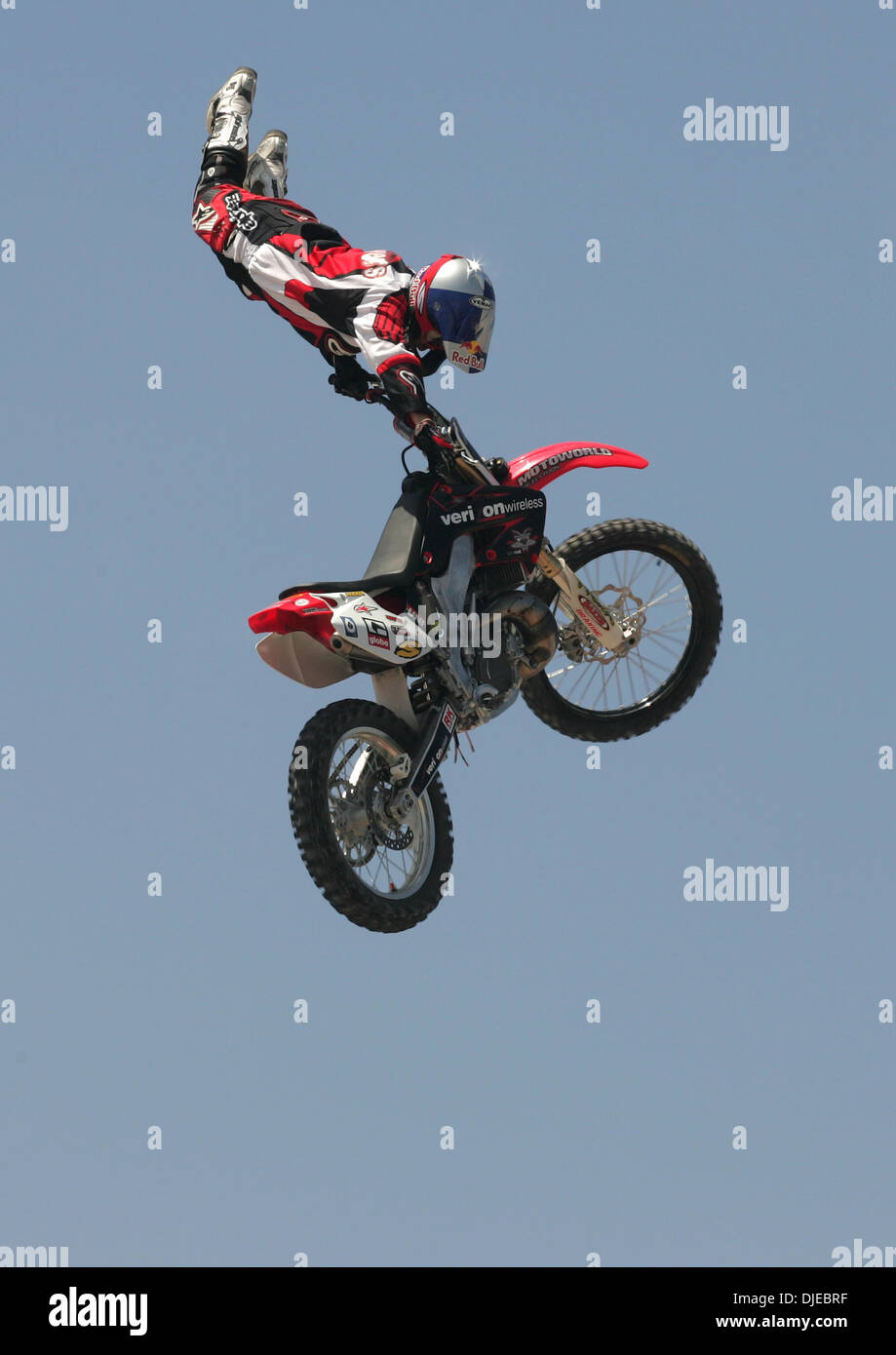 Aug 01, 2004 ; Huntington Beach, CA, USA ; MOTO X stunt Rider KLOWERS TOMMY  sur son dirt jumping HONDA Enduro motocross moto. Les sports extrêmes sont  attirer plus de foule avec