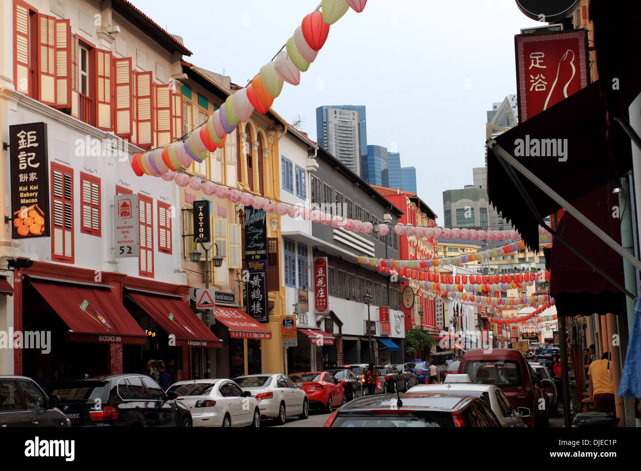 Rue des lanternes dans la ville de Singapour en chine, magasins de jour, célébrations, voiture et taxi, Singapour Banque D'Images