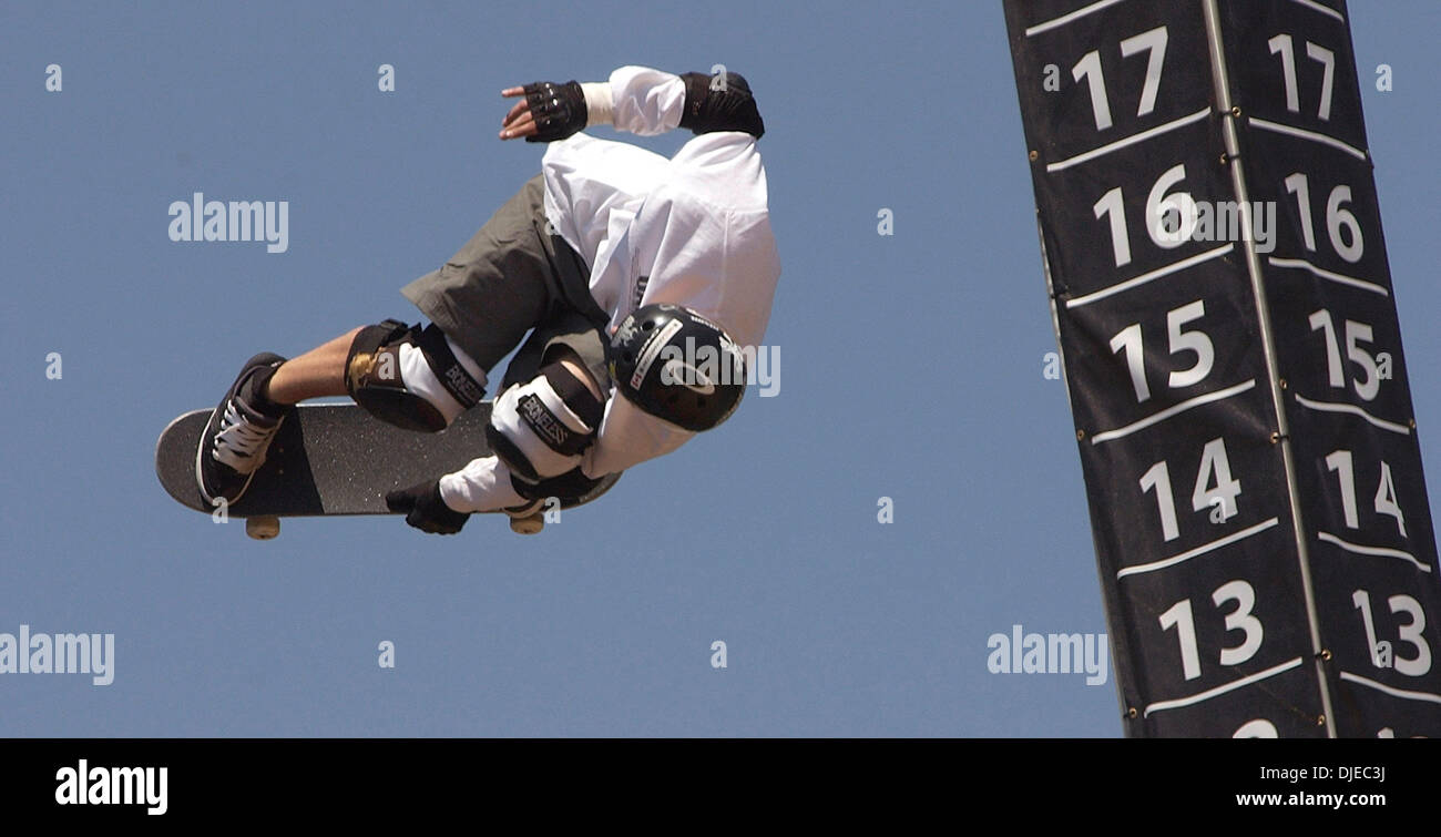 Août 08, 2004 ; Los Angeles, CA, USA ; skateur professionnel PIERRE-LUC GAGNON lors de la finale au cours de Skateboard Big Air jeux X X Banque D'Images