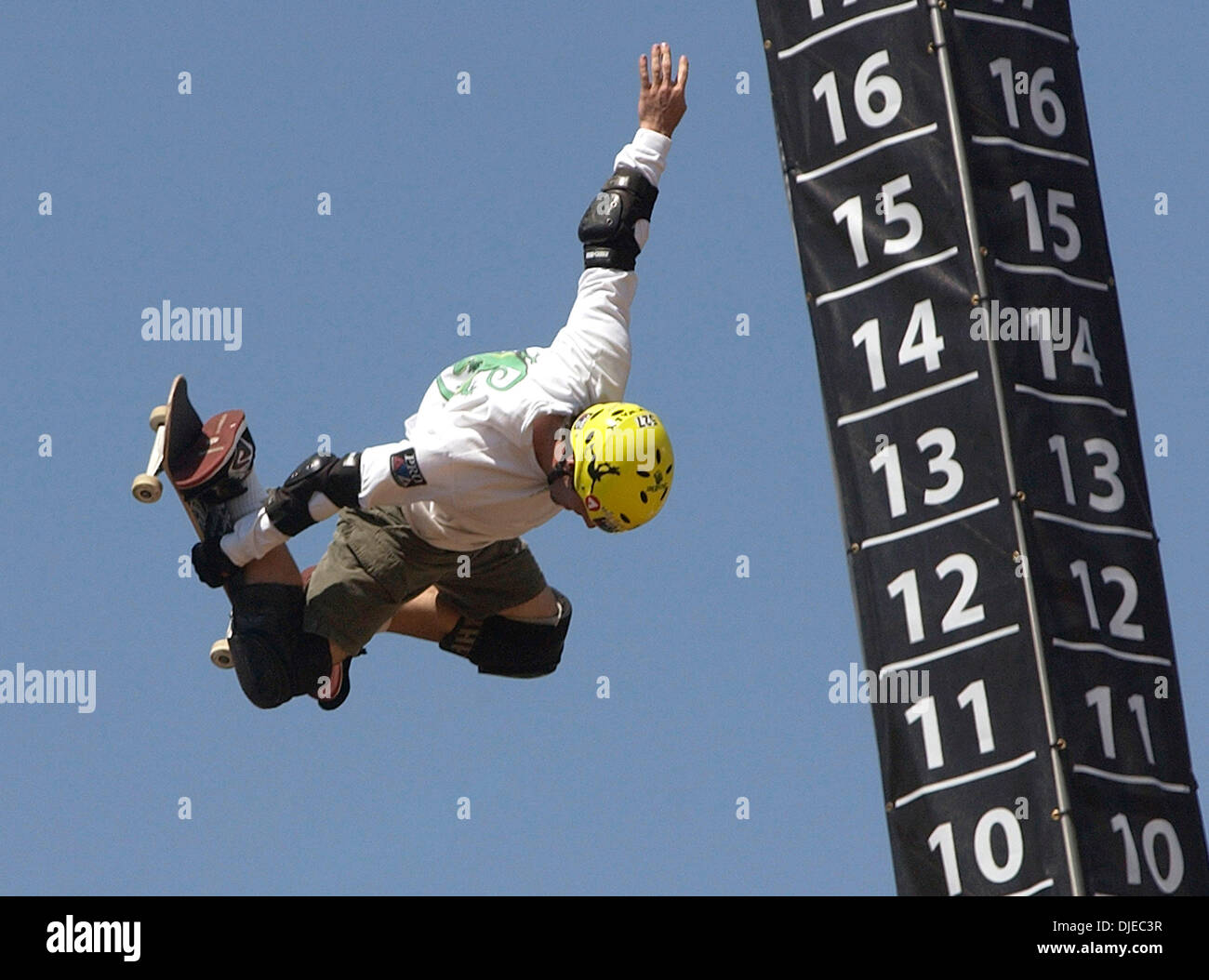 Août 08, 2004 ; Los Angeles, CA, USA ; skateur professionnel ANDY MacDONALD pendant la finale au cours de Skateboard Big Air jeux X X Banque D'Images