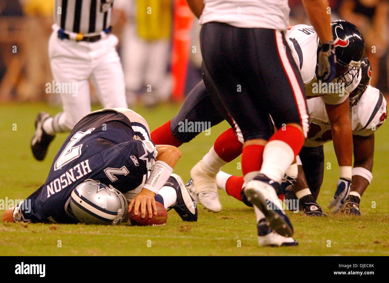 Aug 14, 2004 ; Houston, TX, USA ; Dalls Cowboys # 7 appelle l'Henson est saccagée au 3ème trimestre par la défense des Houston Texans au Reliant Stadium. Les Texans de Houston a gagné contre Dallas Cowboys 18-0. Banque D'Images