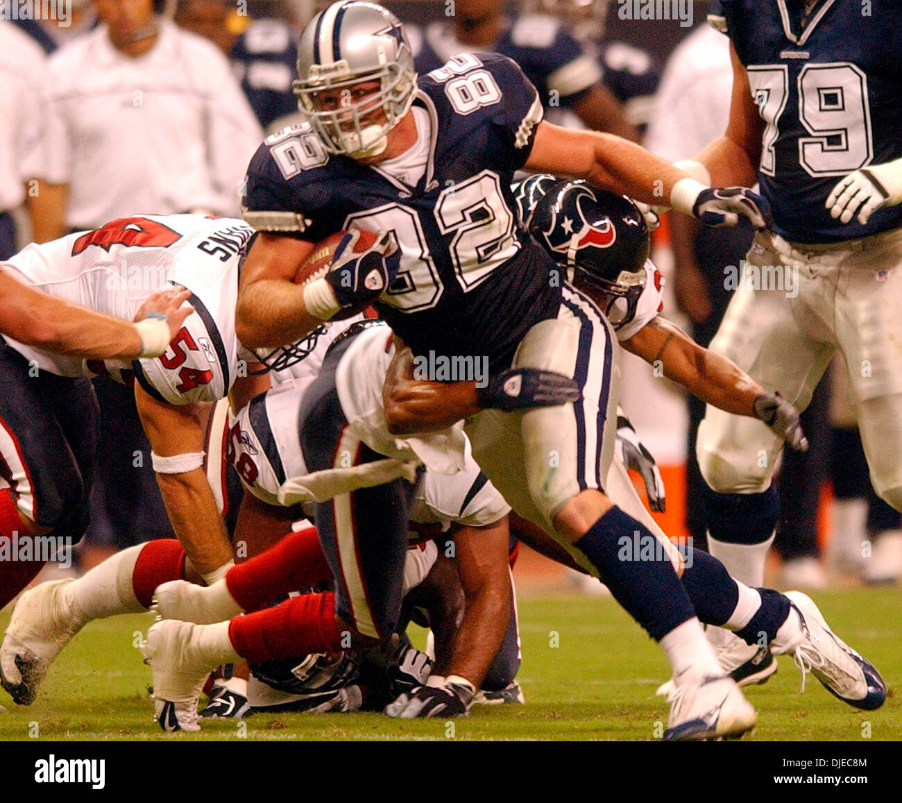 Aug 14, 2004 ; Houston, TX, USA ; Dalls Cowboys # 82 JASON WITTEN trys pour se libérer de la défense des Houston Texans au 3e trimestre au Reliant Stadium. Les Texans de Houston a gagné contre Dallas Cowboys 18-0. Banque D'Images