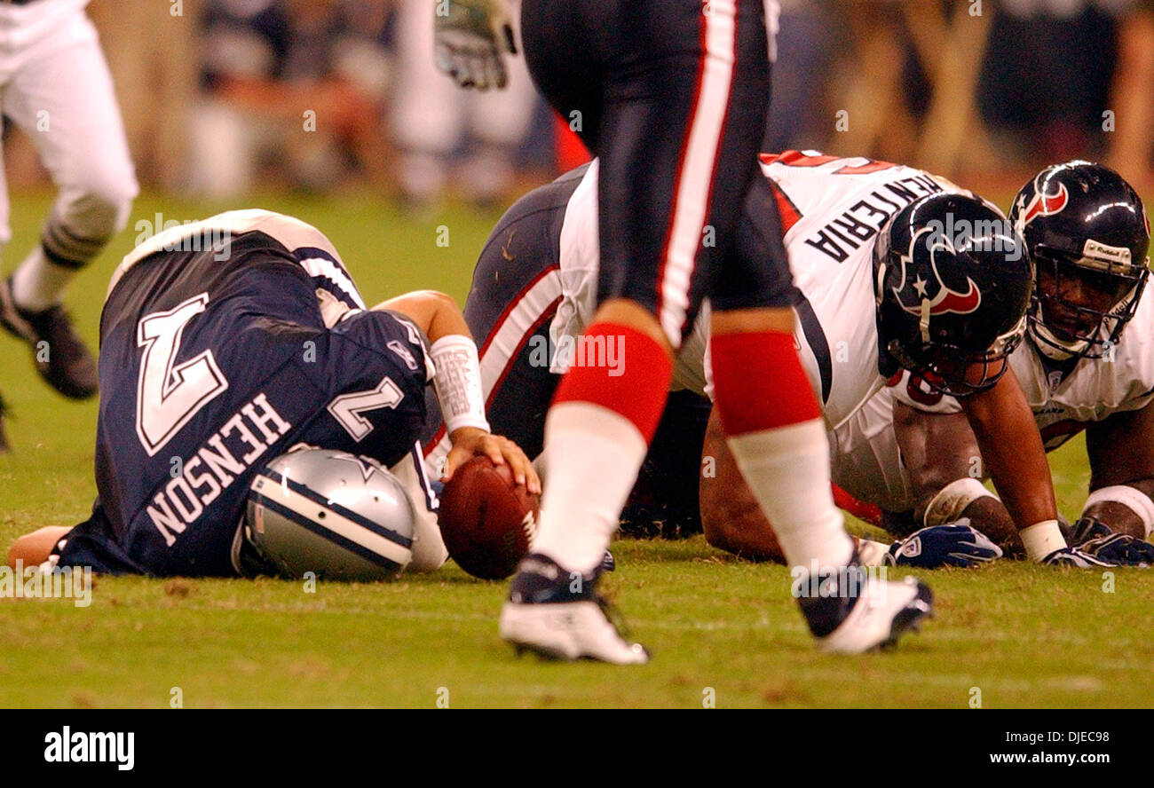 Aug 14, 2004 ; Houston, TX, USA ; Dallas Cowboys DREW HENSON est saccagée par les Texans Hosuton D. J RENTERIA et ANTWAN PEEK au Reliant Stadium à Houston. Les Texans de Houston a gagné contre Dallas Cowboys 18-0. Banque D'Images