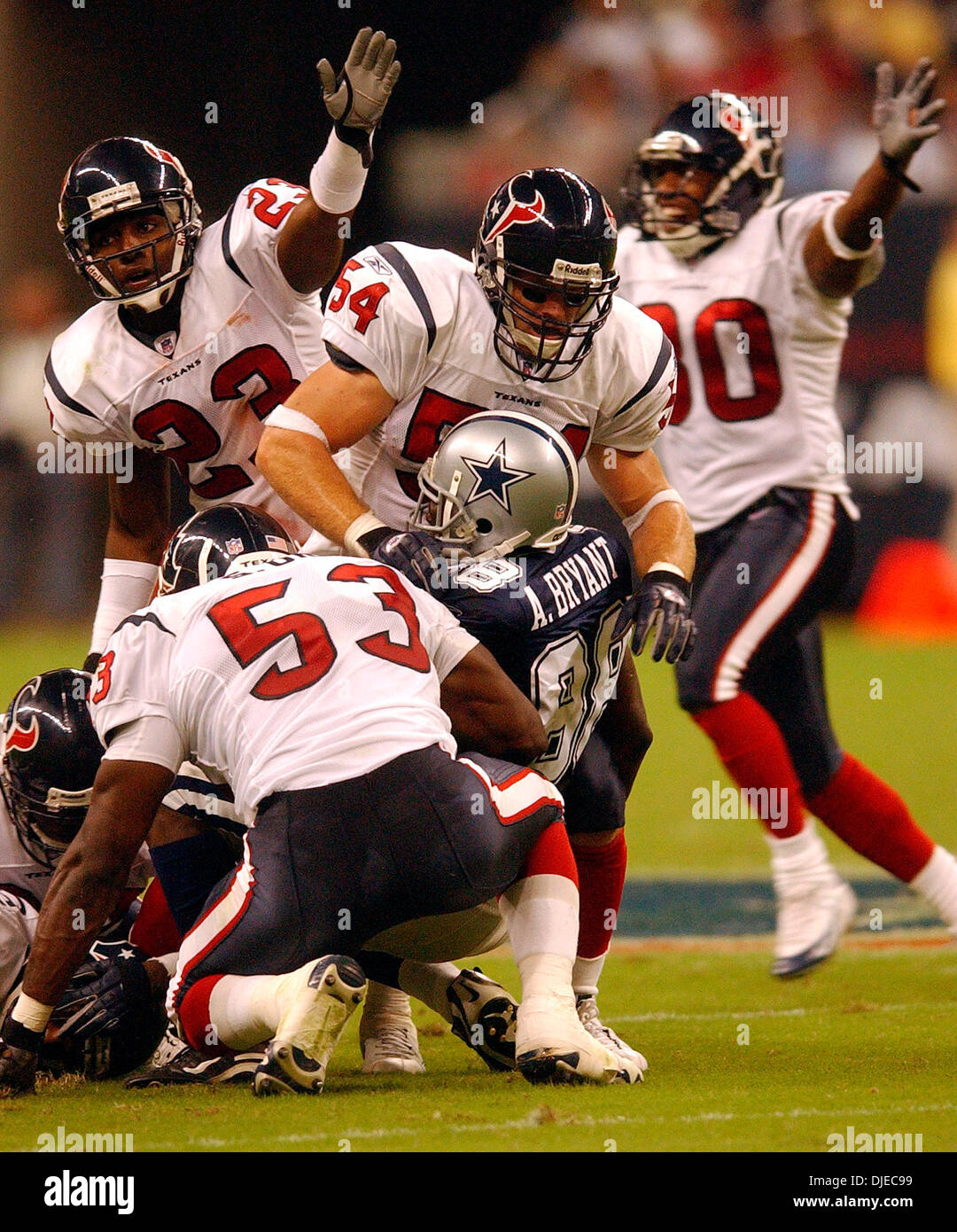 Aug 14, 2004 ; Houston, TX, USA ; Houston Texans # 23, # 54 ROBIINSON DUNTA TROY EVANS,# 53 SHANTEE ORR arrêter Dalls Cowboys ANTONIO BRYANT dans ses traces au Reliant Stadium. Les Texans de Houston a gagné contre Dallas Cowboys 18-0. Banque D'Images