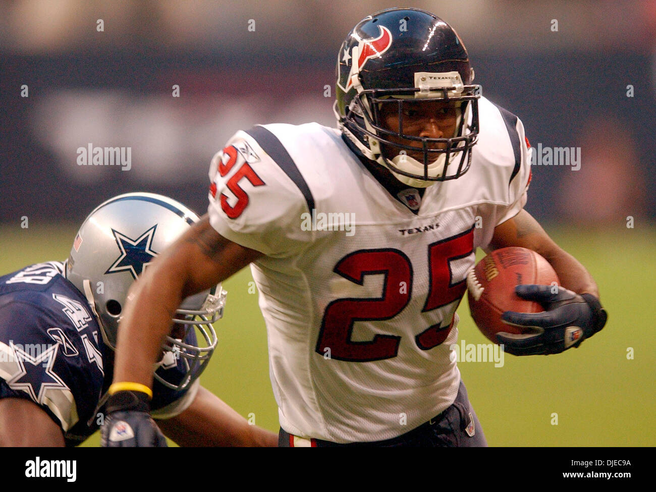 Aug 14, 2004 ; Houston, TX, USA ; Houston Texans # 25 TONY HOLLINGS cherche des coureurs, comme Dallas # 47 PETE HUNTER sentiers à jouer au cours du 2e trimestre au Reliant Stadium. Les Texans de Houston a gagné contre Dallas Cowboys 18-0. Banque D'Images