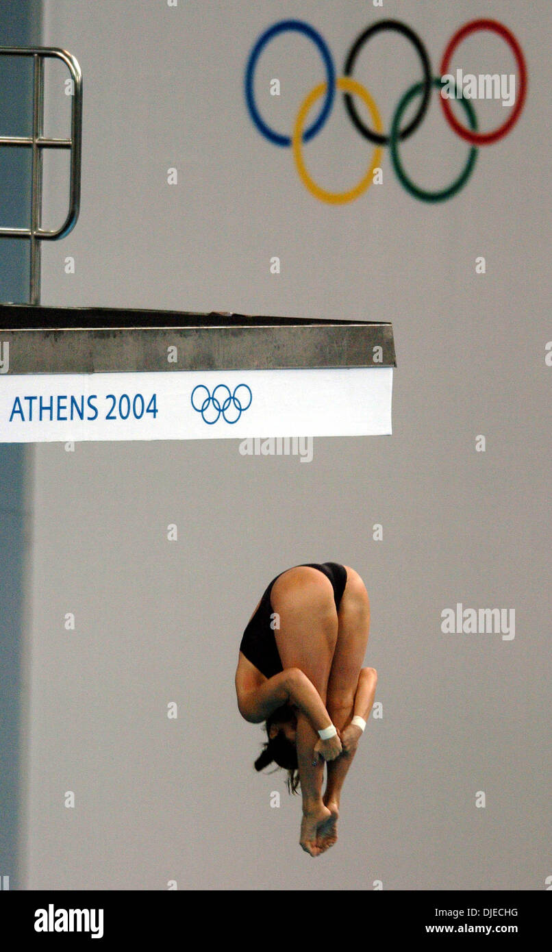 20 août 2004, Athènes, Grèce ; RAMONA MARIA CIOBANU de Roumanie dives vendredi 20 août 2004 à Athènes, Grèce pendant le tour préliminaire de 10 mètres olympiques plate-forme de plongée. Banque D'Images