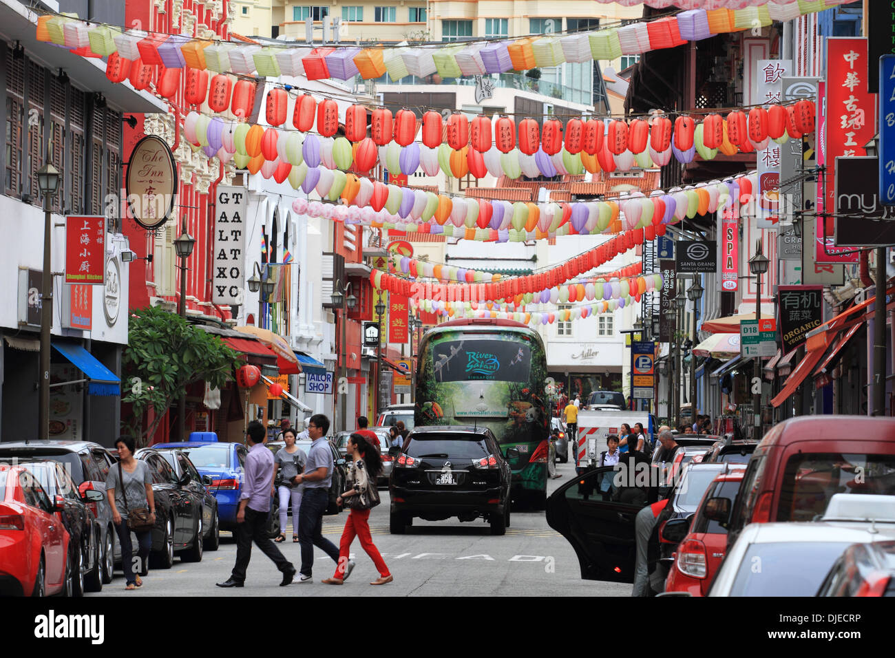 Rue des lanternes dans la ville de Singapour en chine, magasins de jour, célébrations, voiture et taxi, Singapour Banque D'Images