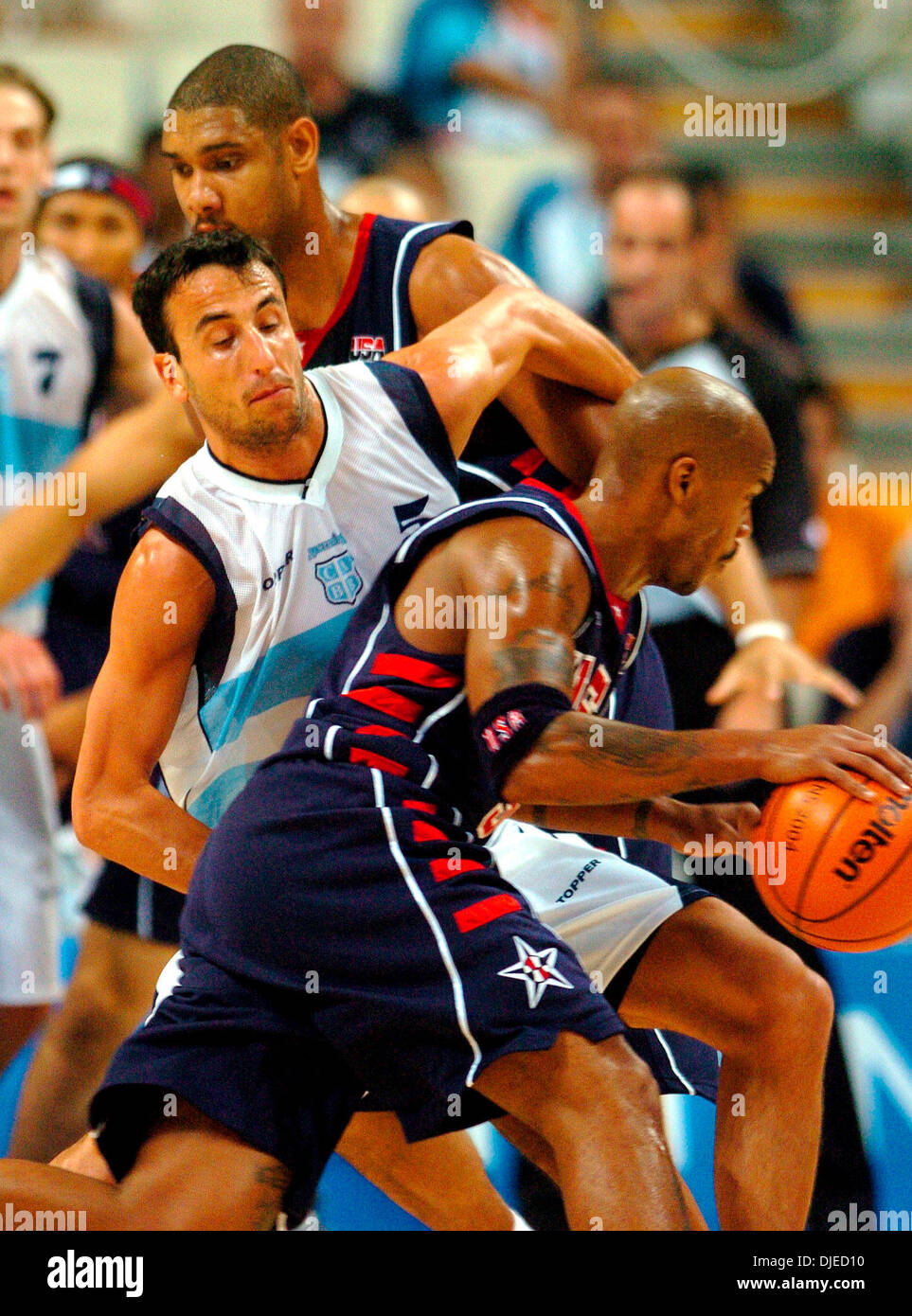 27 août 2004, Athènes, Grèce ; Manu Ginobili, Tim Duncan et Stephon Marbury  mix it up lors de la demi-finale masculine de basket-ball. L'Argentine a  battu l'équipe américaine 89-81 à l'avance pour