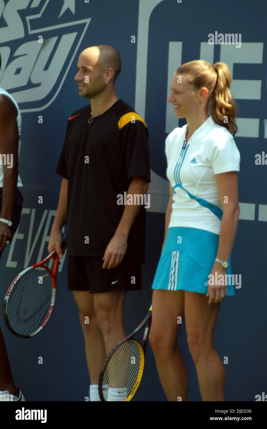 Aug 28, 2004 ; New York, NY, USA ; grands tennis Andre Agassi et Steffi Graf à la femme 2004 Arthur Ashe Kids Day avant le début de l'US Open à Flushing Meadows. Banque D'Images