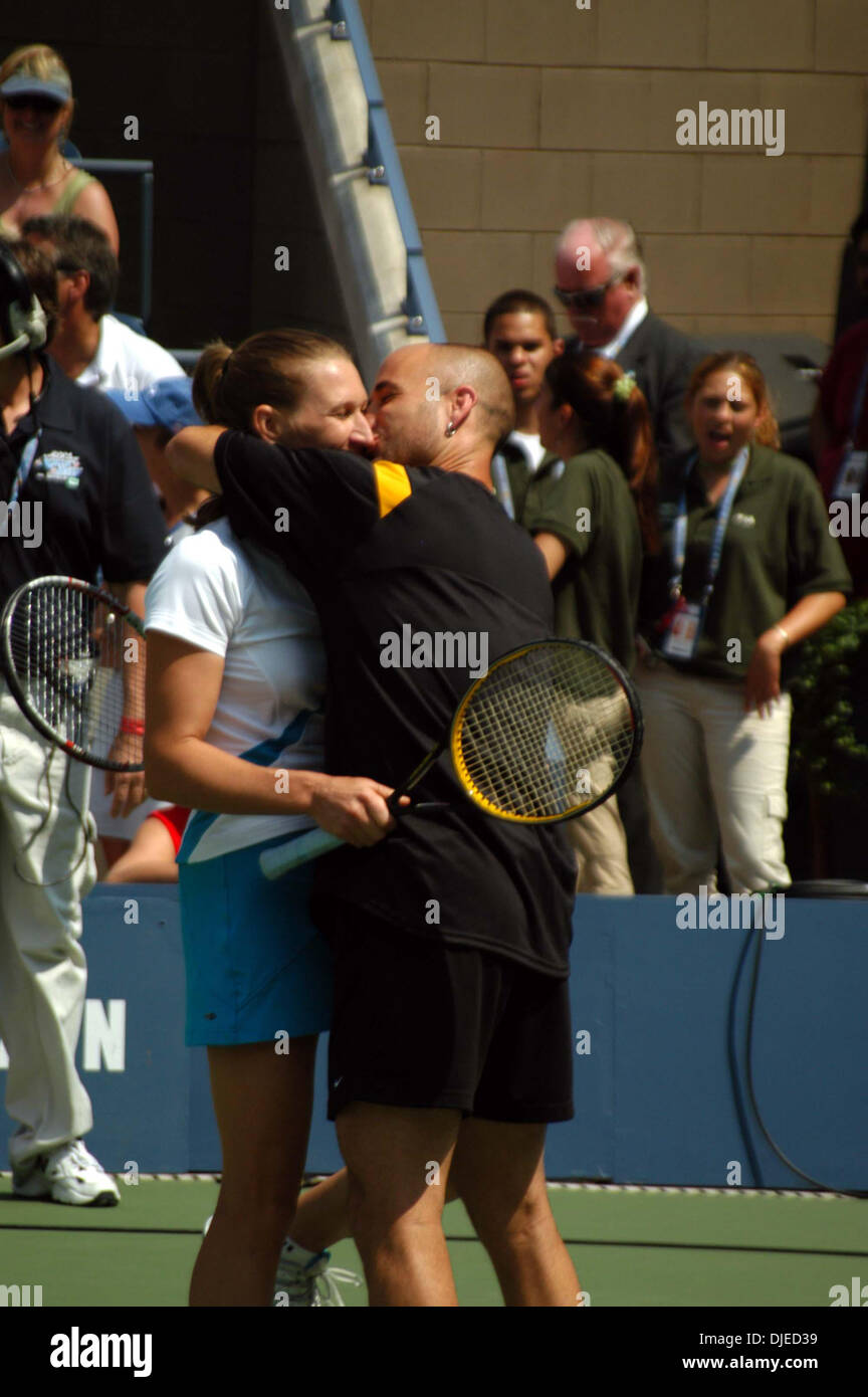 Aug 28, 2004 ; New York, NY, USA ; grands Andre Agassi Tennis femme embrasse Steffi GRAF En 2004 Arthur Ashe Kids Day avant le début de l'US Open à Flushing Meadows. Banque D'Images
