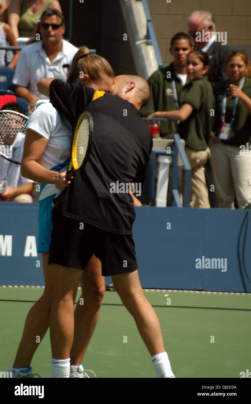 Aug 28, 2004 ; New York, NY, USA ; grands Andre Agassi Tennis femme embrasse Steffi GRAF En 2004 Arthur Ashe Kids Day avant le début de l'US Open à Flushing Meadows. Banque D'Images