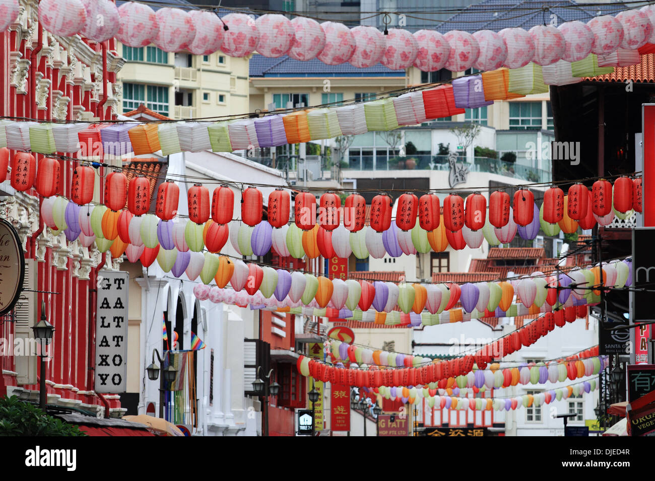 Rue des lanternes dans la ville de Singapour en chine, magasins de jour, célébrations, voiture et taxi, Singapour Banque D'Images