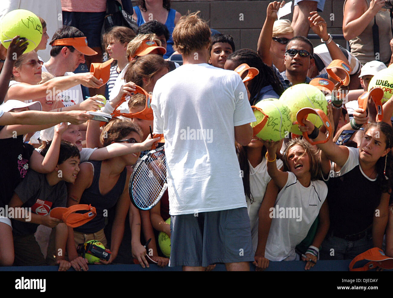 Aug 28, 2004 ; de Flushing Meadows, New York, USA ; star du tennis Andy Roddick provoque un écrasement comme il signe quelques autographes aux 2004 Arthur Ashe Kids Day Cérémonie au Stade de l'US Open à Flushing Meadows, New York le samedi 28 août 2004. Banque D'Images