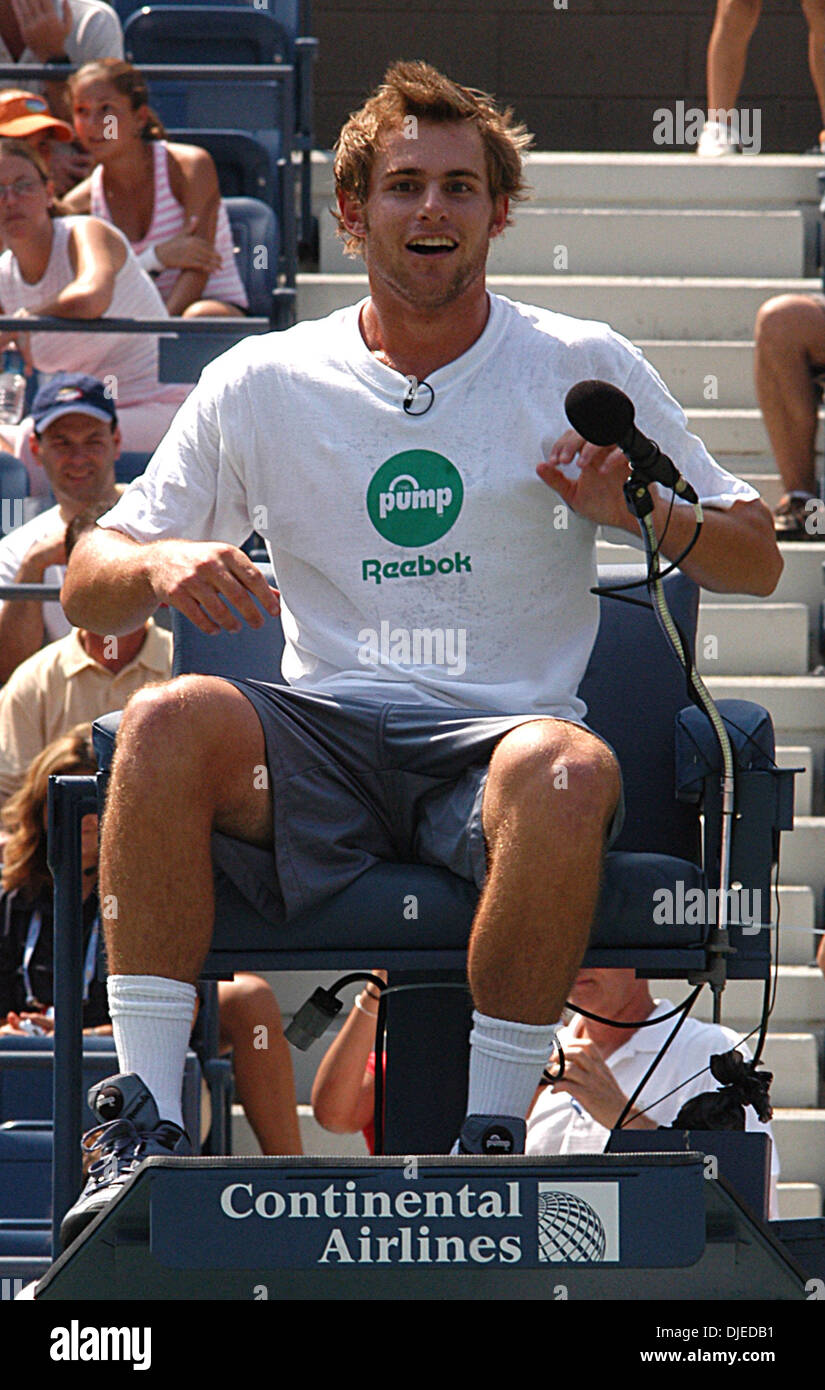 Andy Roddick des Etats-Unis en action contre Roger Federer de Suisse dans  la finale du tournoi de célibataires hommes aux championnats de tennis de  pelouse à Wimbledon, Londres Photo Stock - Alamy
