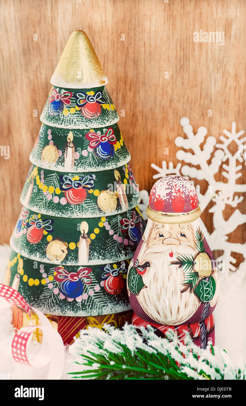 Vintage et arbre de Noël Père Noël sur fond de bois, selective focus, copy space Banque D'Images