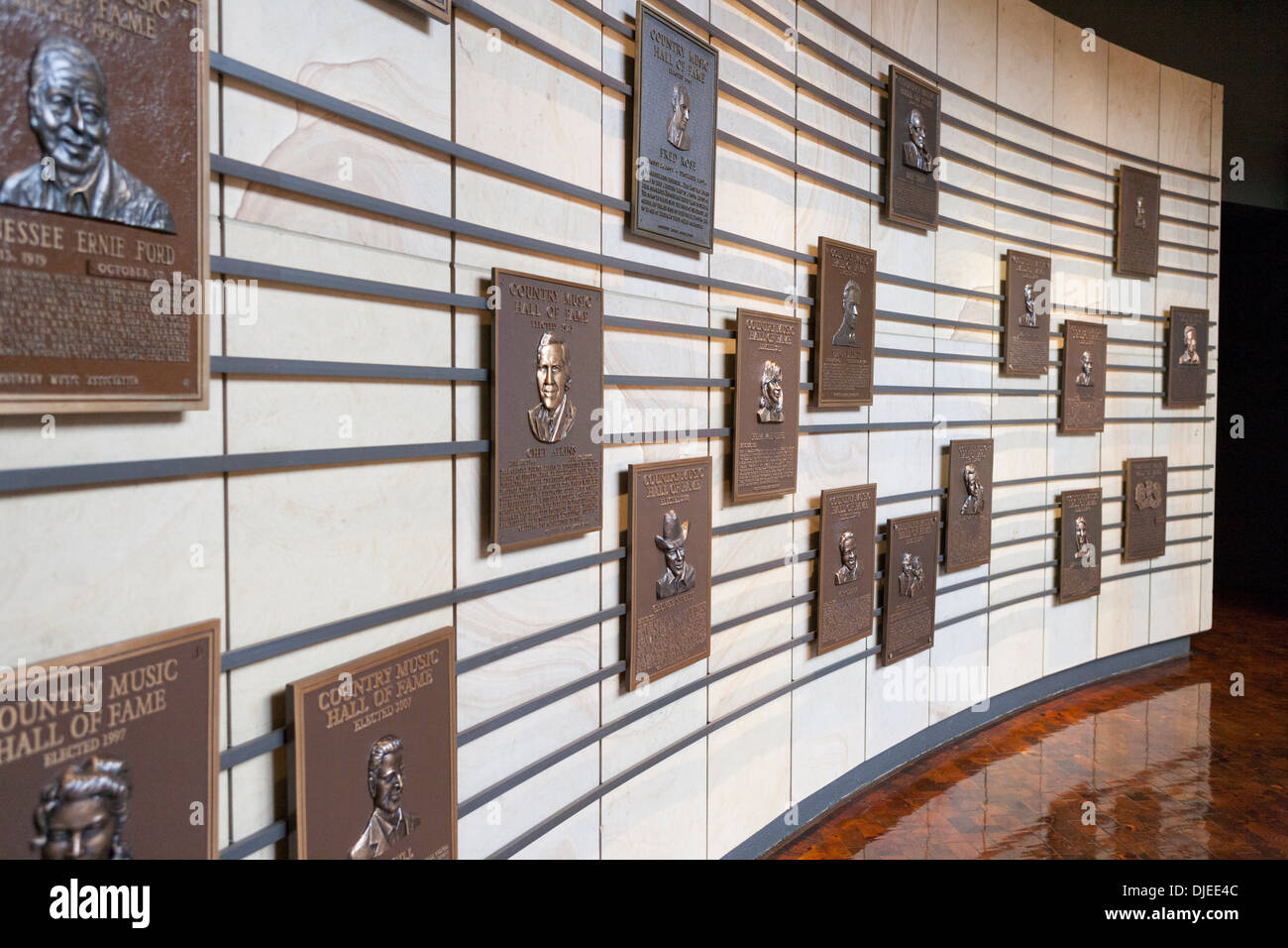 De nombreuses plaques commémoratives reconnaissant stars dans la profession de la musique country au Country Music Hall of Fame à Nashville, TN, USA Banque D'Images