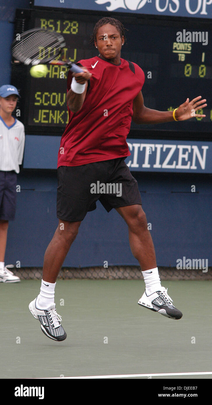 Sep 05, 2004 ; de Flushing Meadows, New York, USA ; classé 10e joueur de tennis garçons de SCOVILLE JENKINS USA renvoie un shot à Divij Sharan de l'Inde au cours de la Match garçons pendant l'US Open 2004. Jenkins a remporté le match 6-4, 6-1. Banque D'Images
