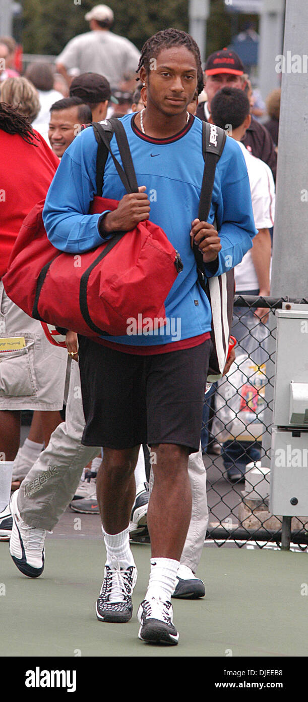 Sep 05, 2004 ; de Flushing Meadows, New York, USA ; classé 10e joueur de tennis garçons de SCOVILLE JENKINS USA prend à la cour avant son match avec Divij Sharan de l'Inde pour les garçons au cours de match de l'US Open 2004. JENKINS a remporté le match 6-4, 6-1. Banque D'Images