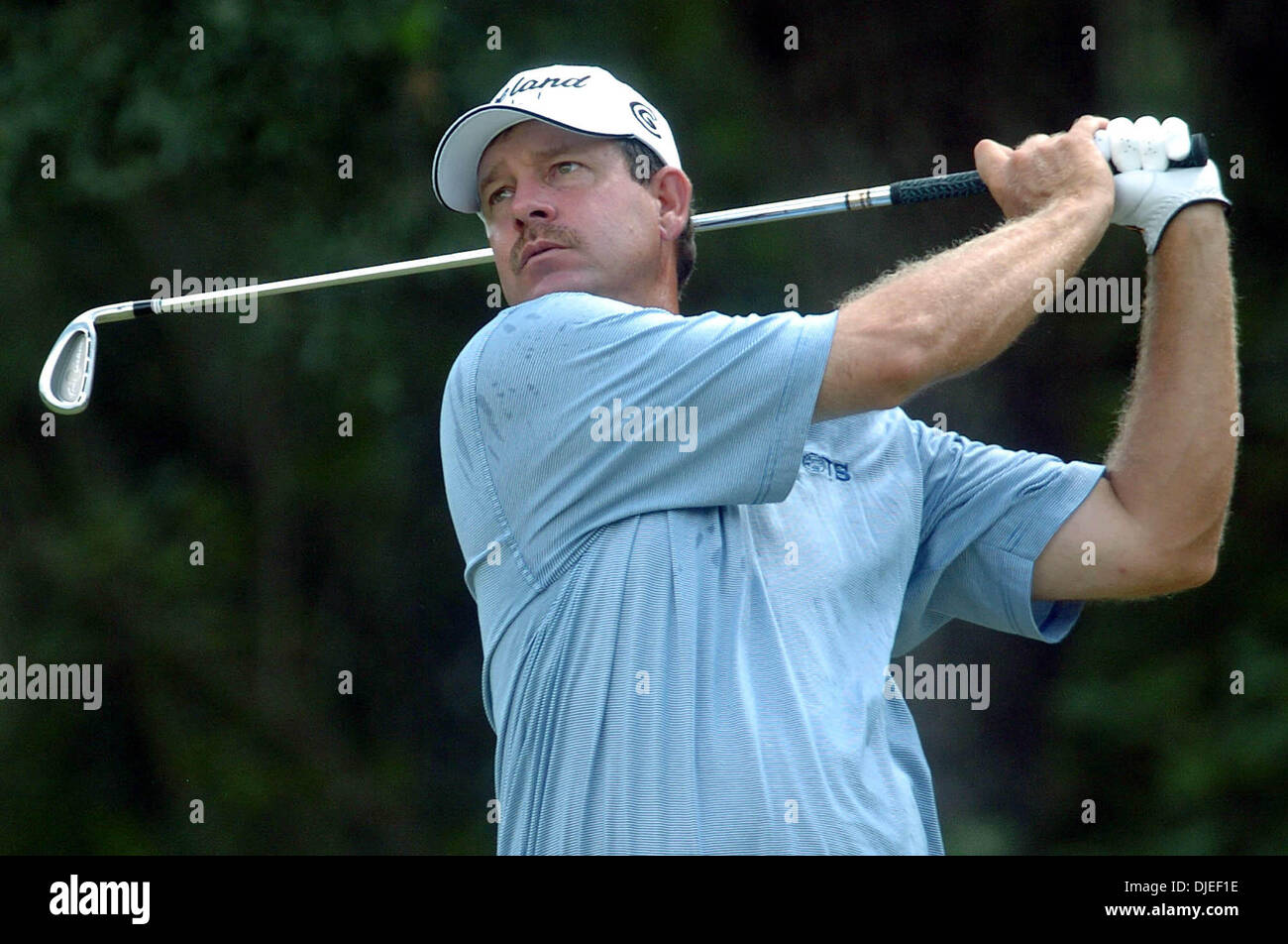 Sep 18, 2004 ; San Antonio, TX, USA ; BART BRYANT lève la main en signe de victoire après avoir coulé son dernier putt sur le 18ème green et gagner le Texas 2004, ouvert à La Cantera à San Antonio. Bryant a terminé l'Texas ouvert avec un 3-moins de 67 ans le dimanche pour réclamer son premier PGA Tour la victoire par trois coups sur Patrick Sheehan. Banque D'Images